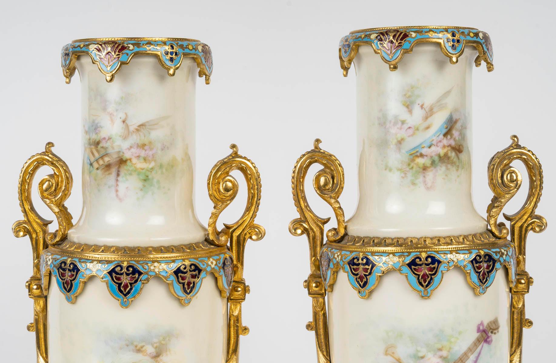 Pareja de jarrones de porcelana de Sèvres del siglo XIX, época de Napoleón III. en Bueno estado para la venta en Saint-Ouen, FR