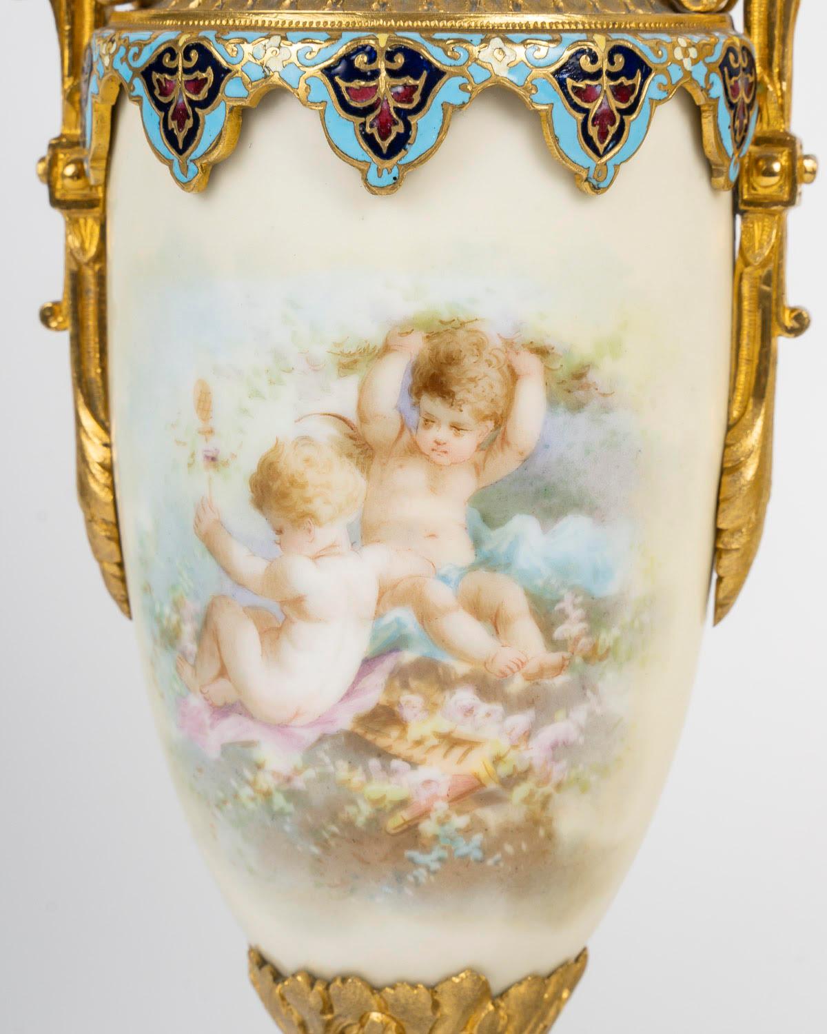 Pareja de jarrones de porcelana de Sèvres del siglo XIX, época de Napoleón III. Bronce en venta