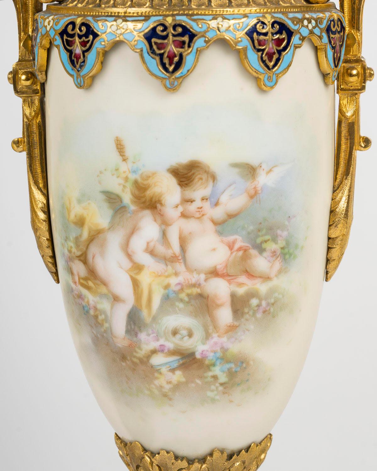 Pareja de jarrones de porcelana de Sèvres del siglo XIX, época de Napoleón III. en venta 1