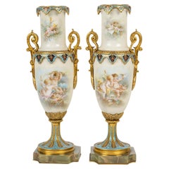 Paire de vases en porcelaine de Sèvres d'époque Napoléon III du XIXe siècle.
