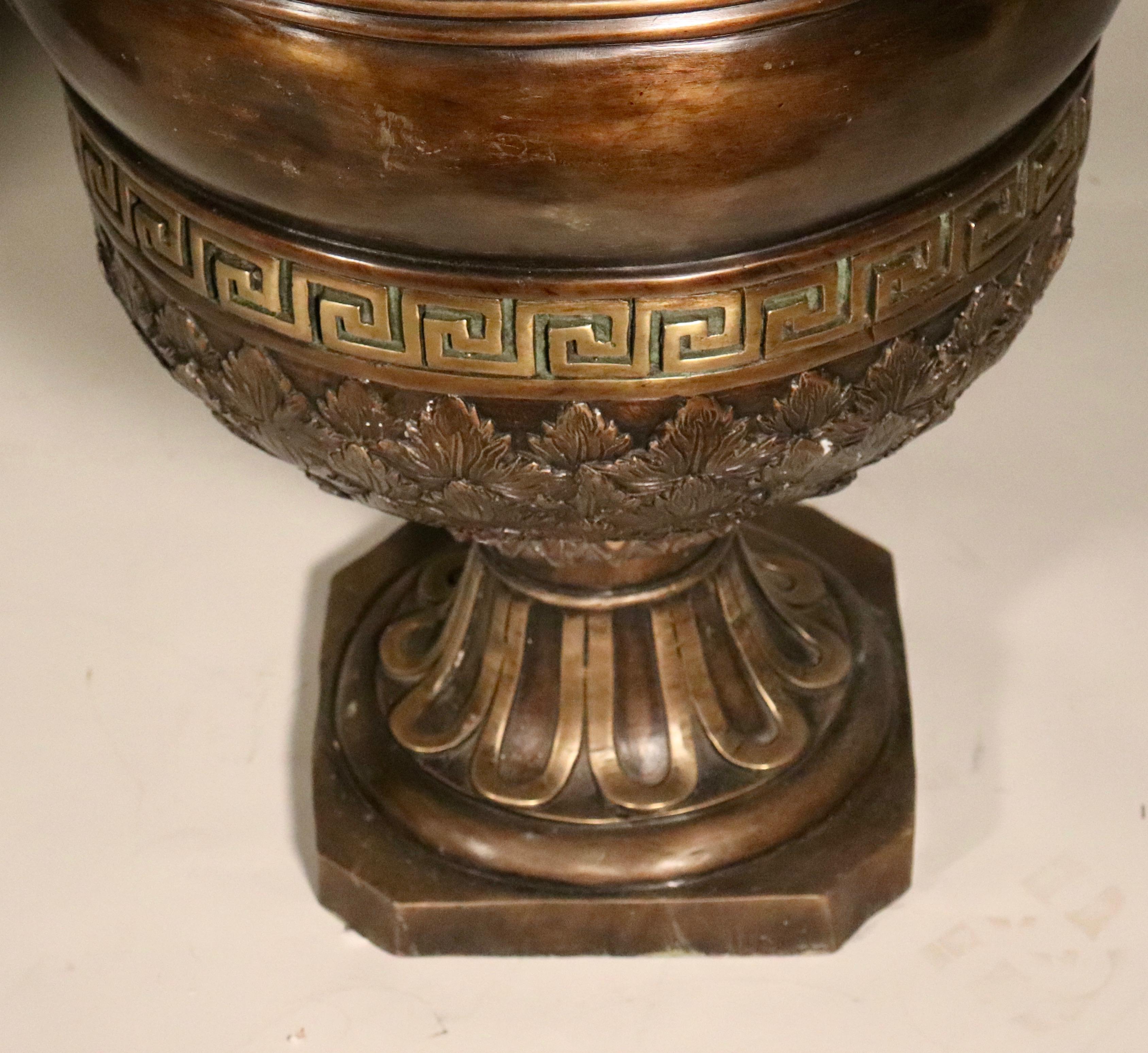Coppia di urne in bronzo patinato in stile neoclassico del XIX secolo in vendita 3