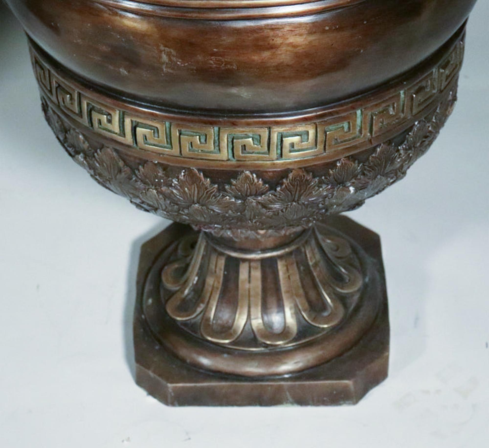 Ein Paar Urnen aus patinierter Bronze im neoklassischen Stil des 19. Jahrhunderts im Angebot 4