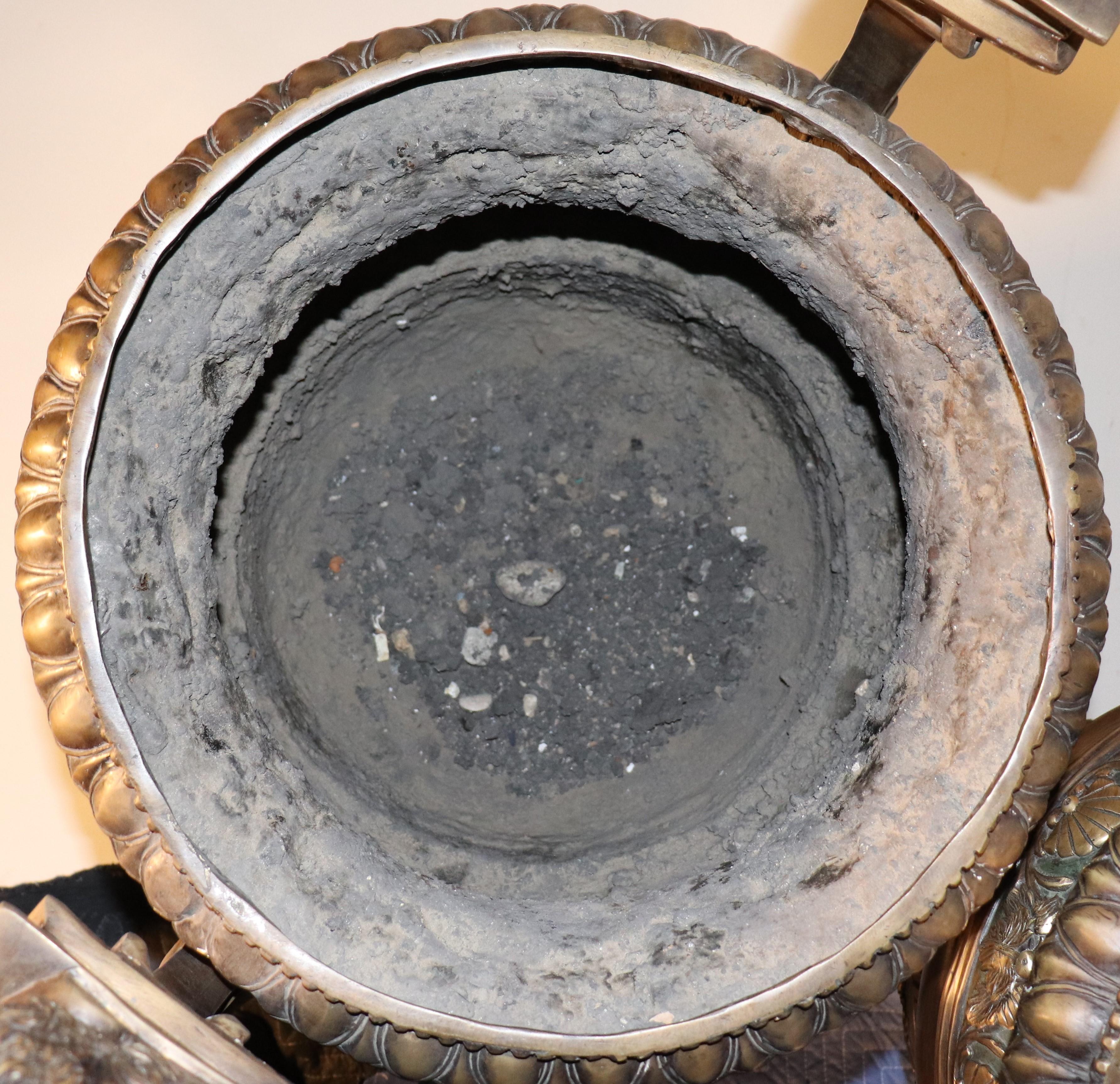 Coppia di urne in bronzo patinato in stile neoclassico del XIX secolo in vendita 4