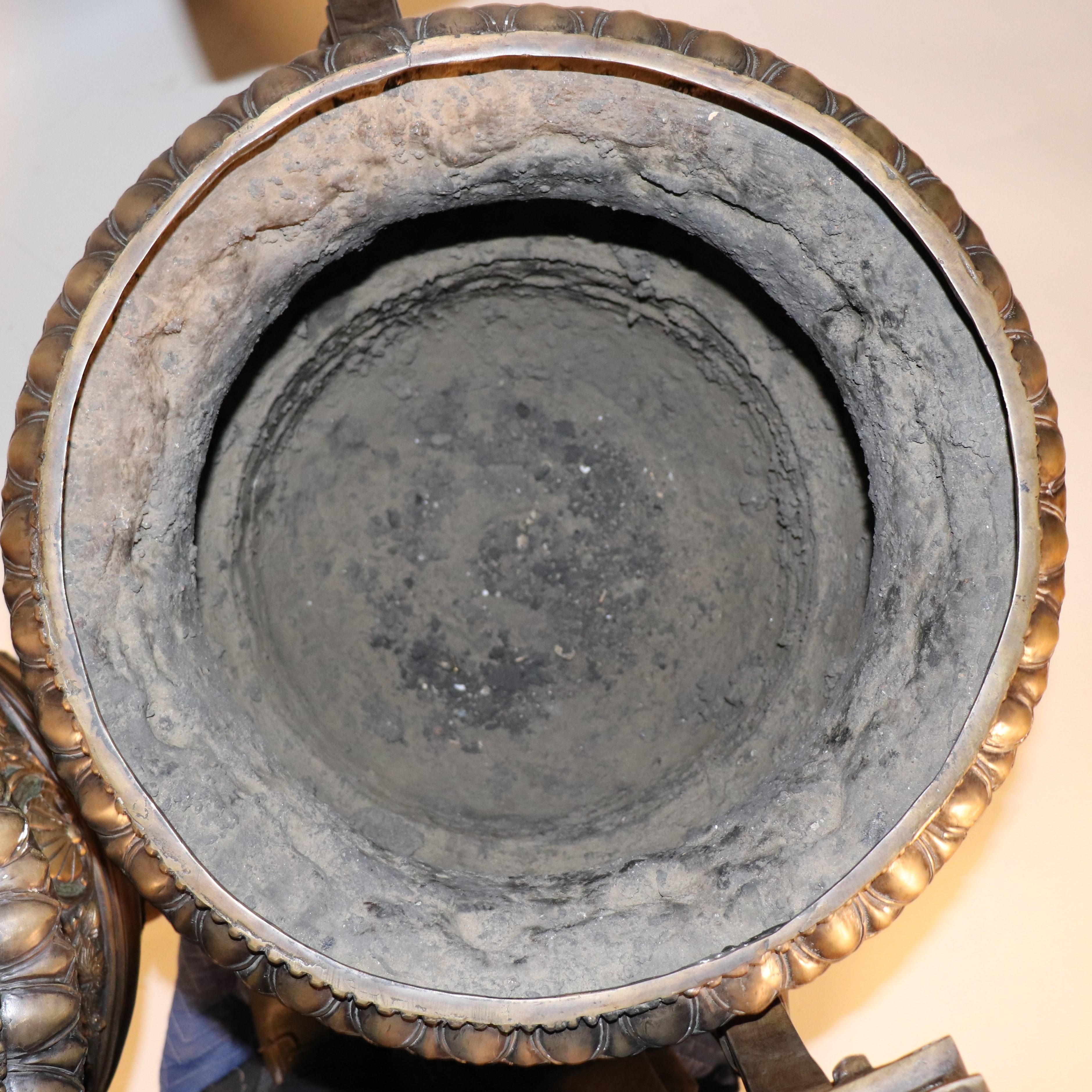 Coppia di urne in bronzo patinato in stile neoclassico del XIX secolo in vendita 5
