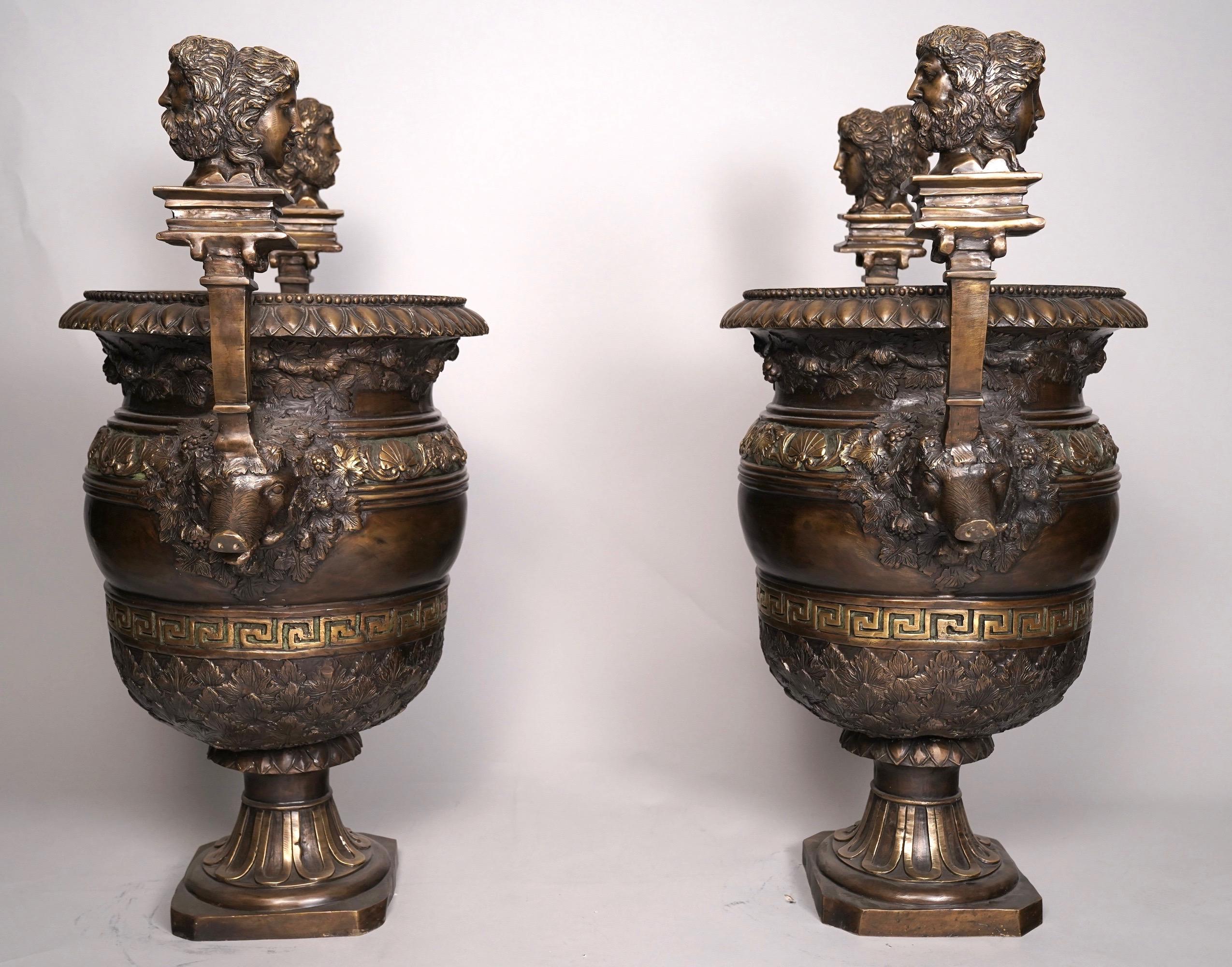 Neoclassico Coppia di urne in bronzo patinato in stile neoclassico del XIX secolo in vendita