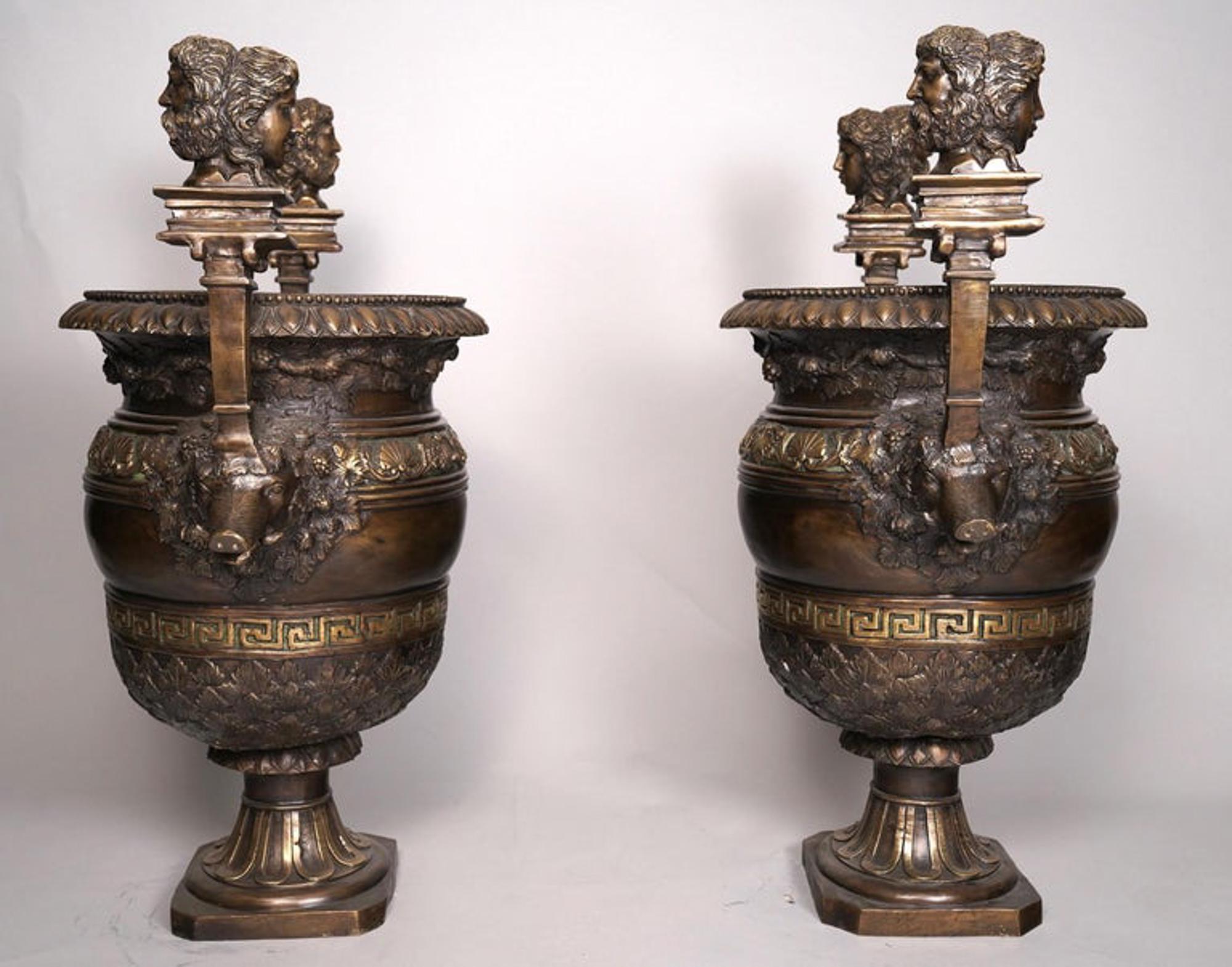 Ein Paar Urnen aus patinierter Bronze im neoklassischen Stil des 19. Jahrhunderts (Neoklassisch) im Angebot