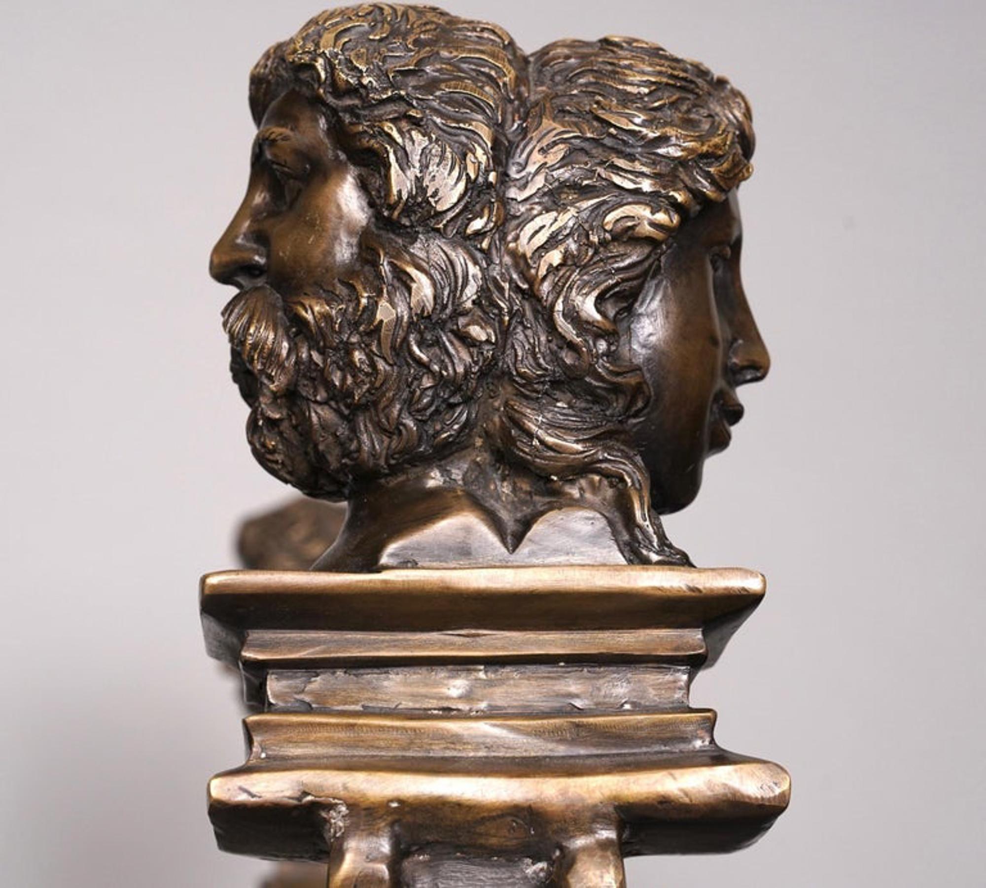 Ein Paar Urnen aus patinierter Bronze im neoklassischen Stil des 19. Jahrhunderts (Handgeschnitzt) im Angebot