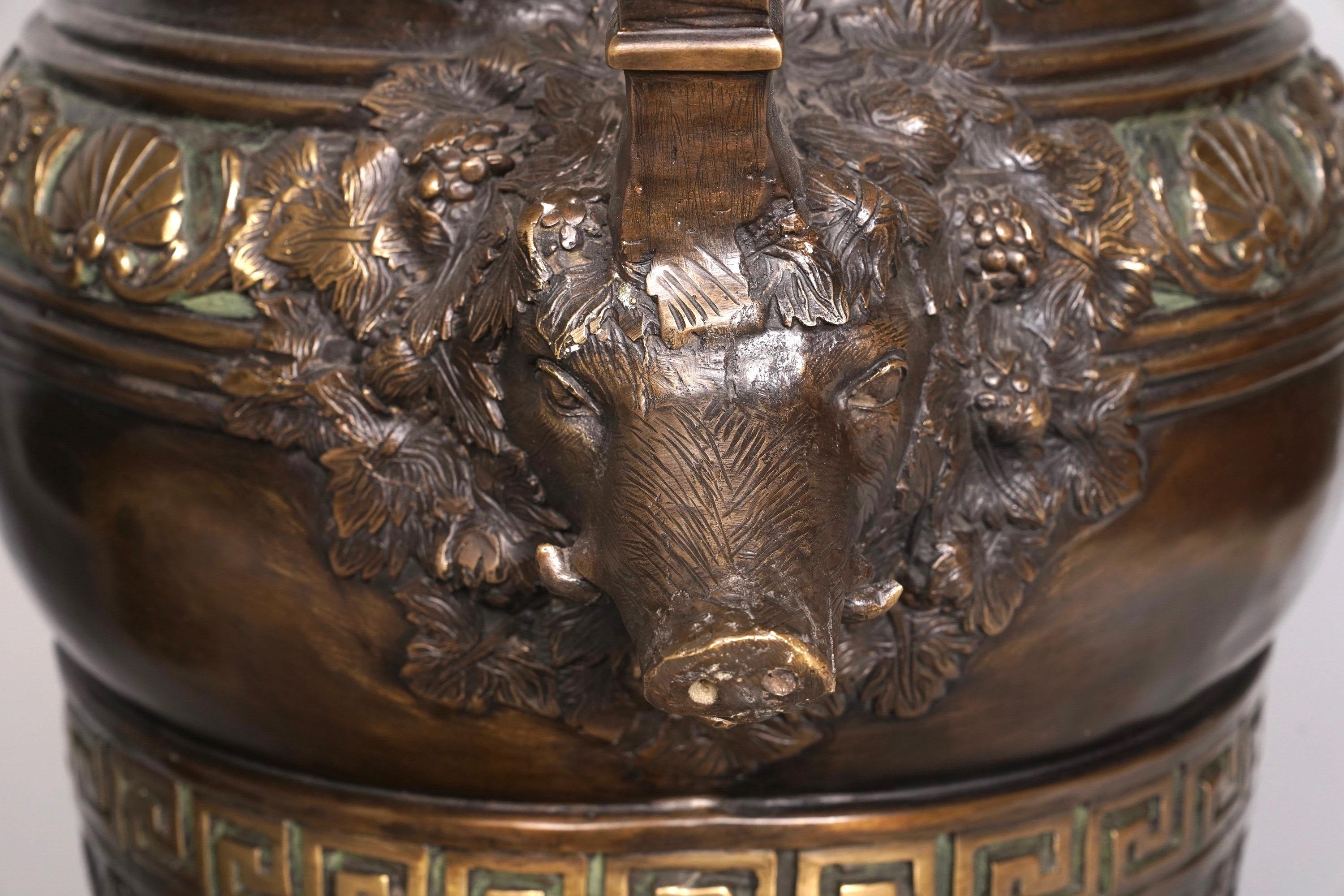 Bronzo Coppia di urne in bronzo patinato in stile neoclassico del XIX secolo in vendita