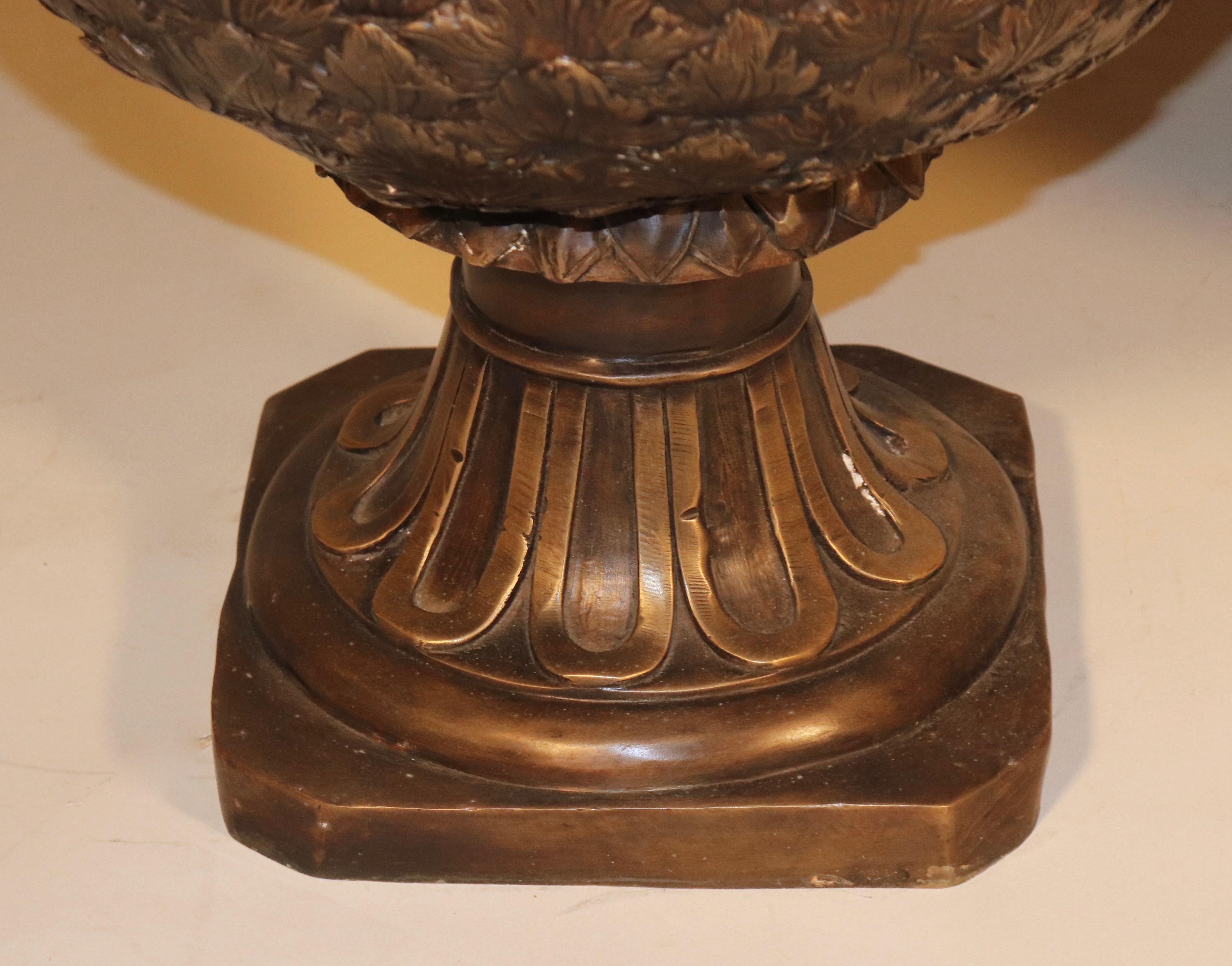 Coppia di urne in bronzo patinato in stile neoclassico del XIX secolo in vendita 1