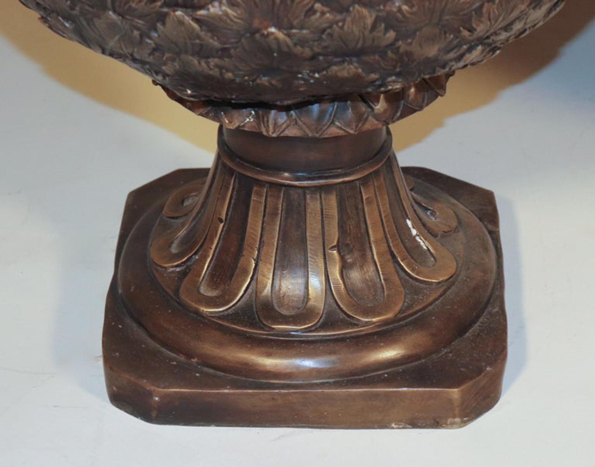 Ein Paar Urnen aus patinierter Bronze im neoklassischen Stil des 19. Jahrhunderts im Angebot 2