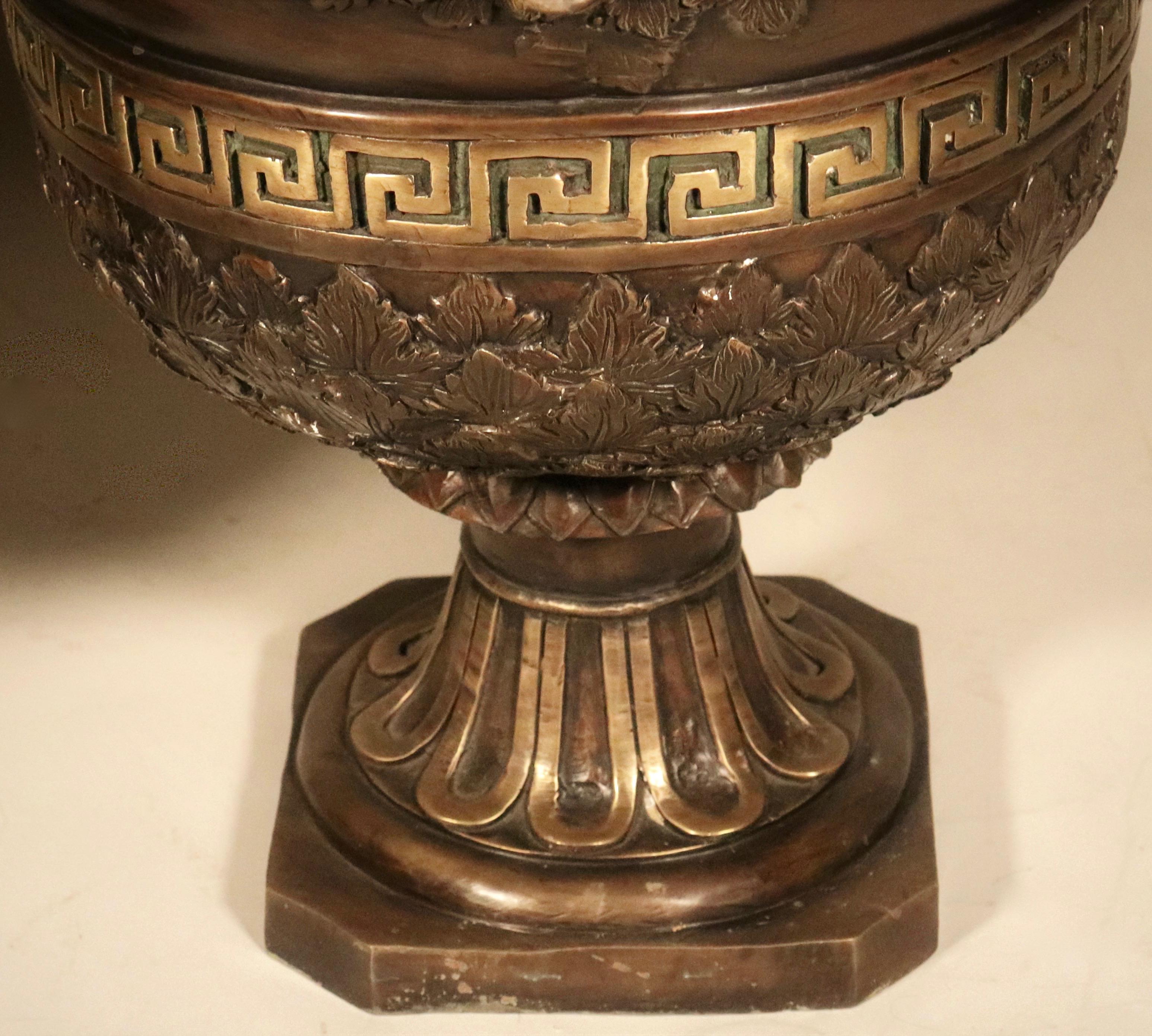 Coppia di urne in bronzo patinato in stile neoclassico del XIX secolo in vendita 2