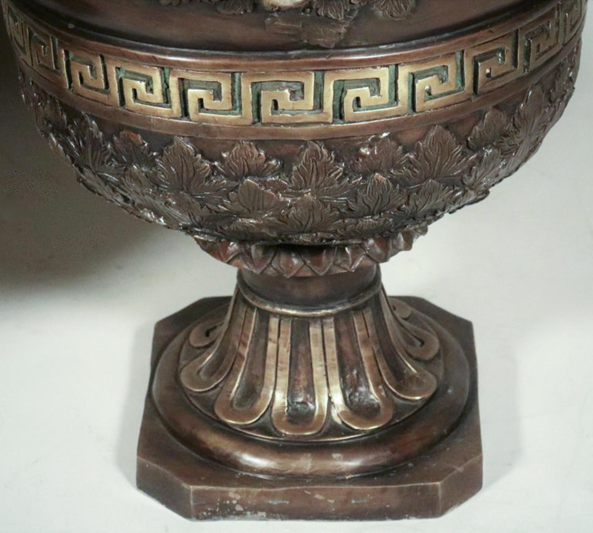 Ein Paar Urnen aus patinierter Bronze im neoklassischen Stil des 19. Jahrhunderts im Angebot 3