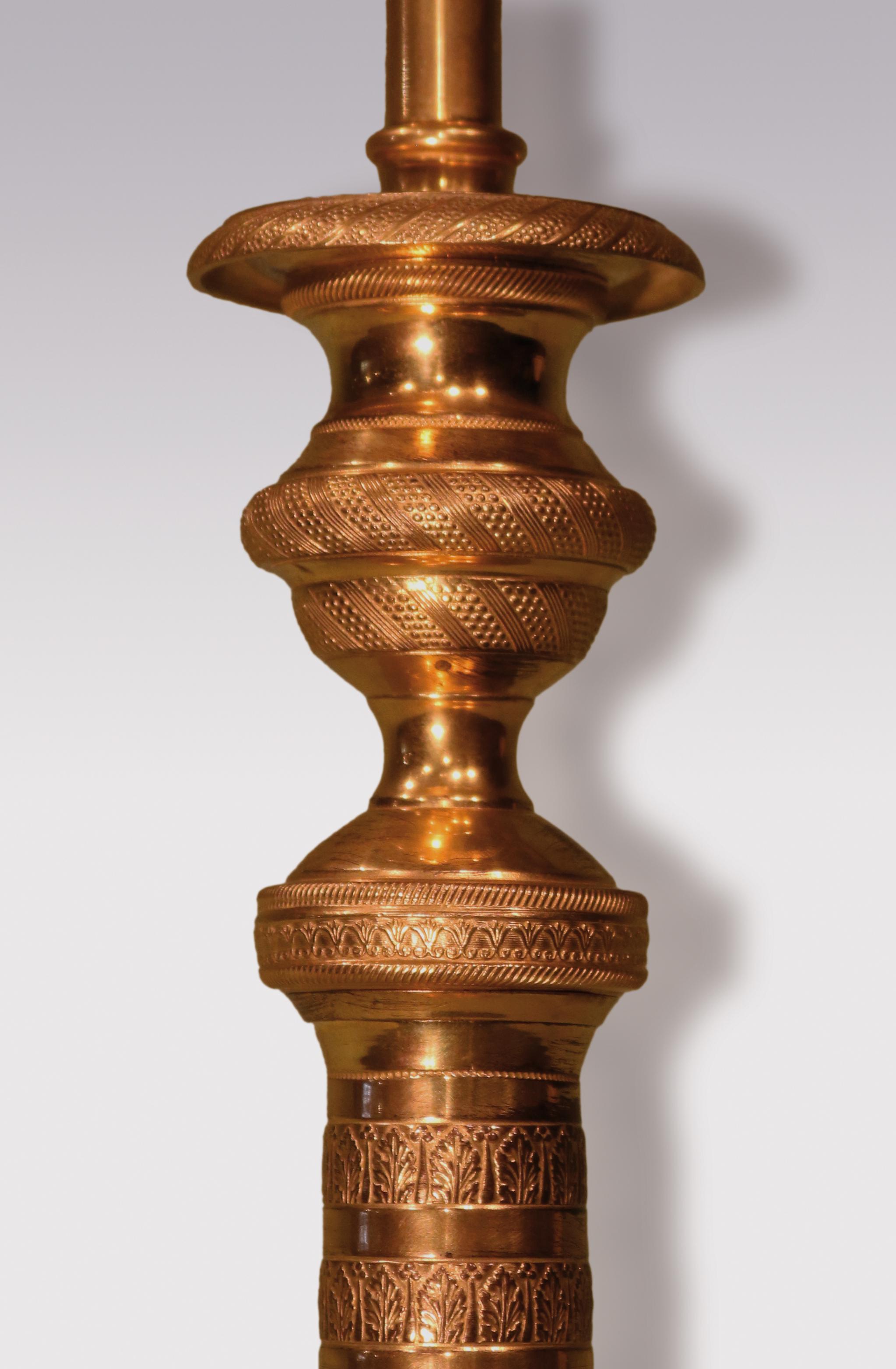 Paar Goldbronze-Kerzenständer aus dem 19. Jahrhundert (Regency) im Angebot