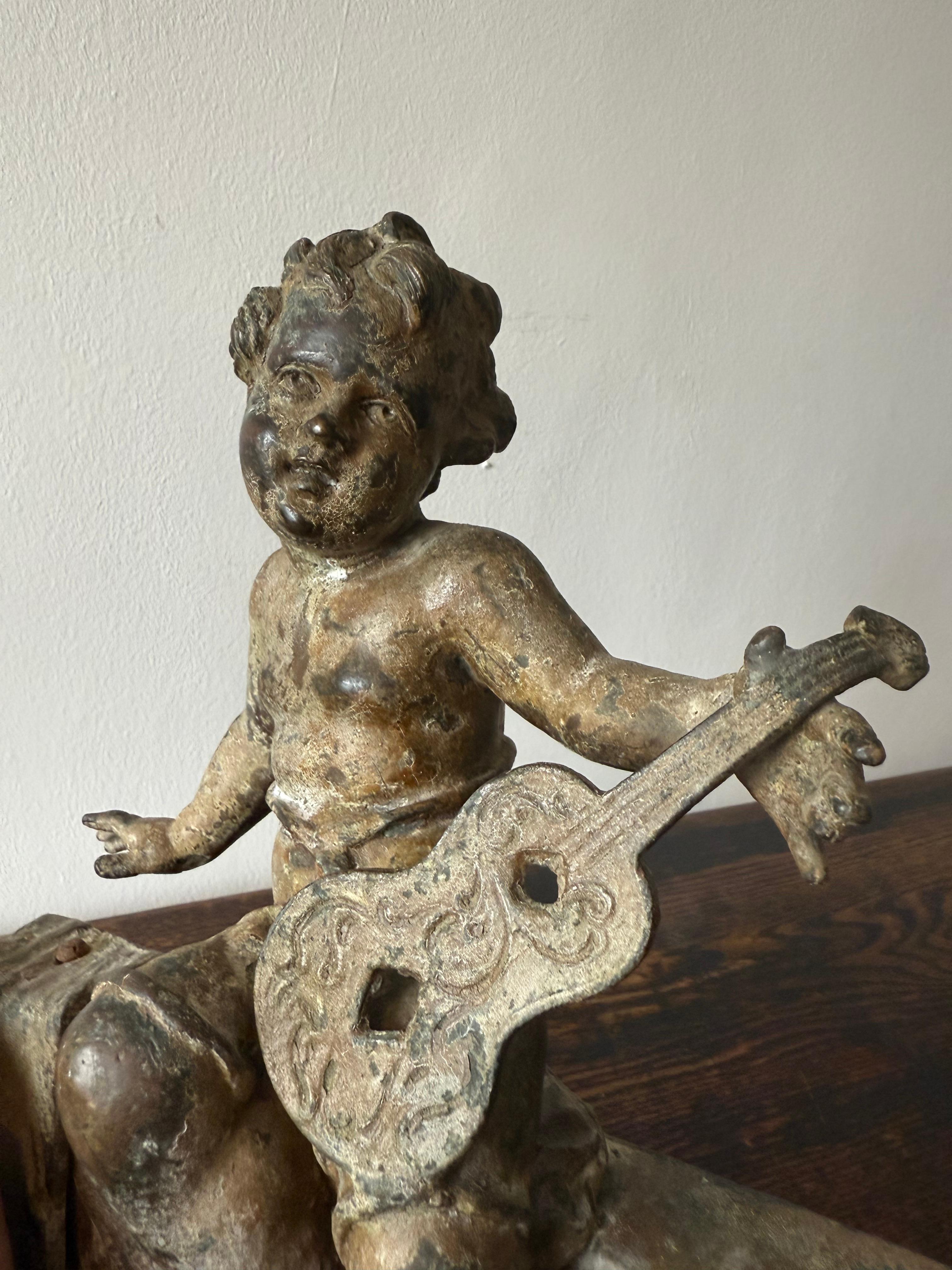 Paire de putti français du 19e siècle d'un aspect fantastique. Ils présentent la plus belle couleur naturelle de vert-de-gris, ce qui leur confère un superbe aspect décoratif. 
Il est possible qu'il s'agisse à l'origine de chenets. Ces chenets sont