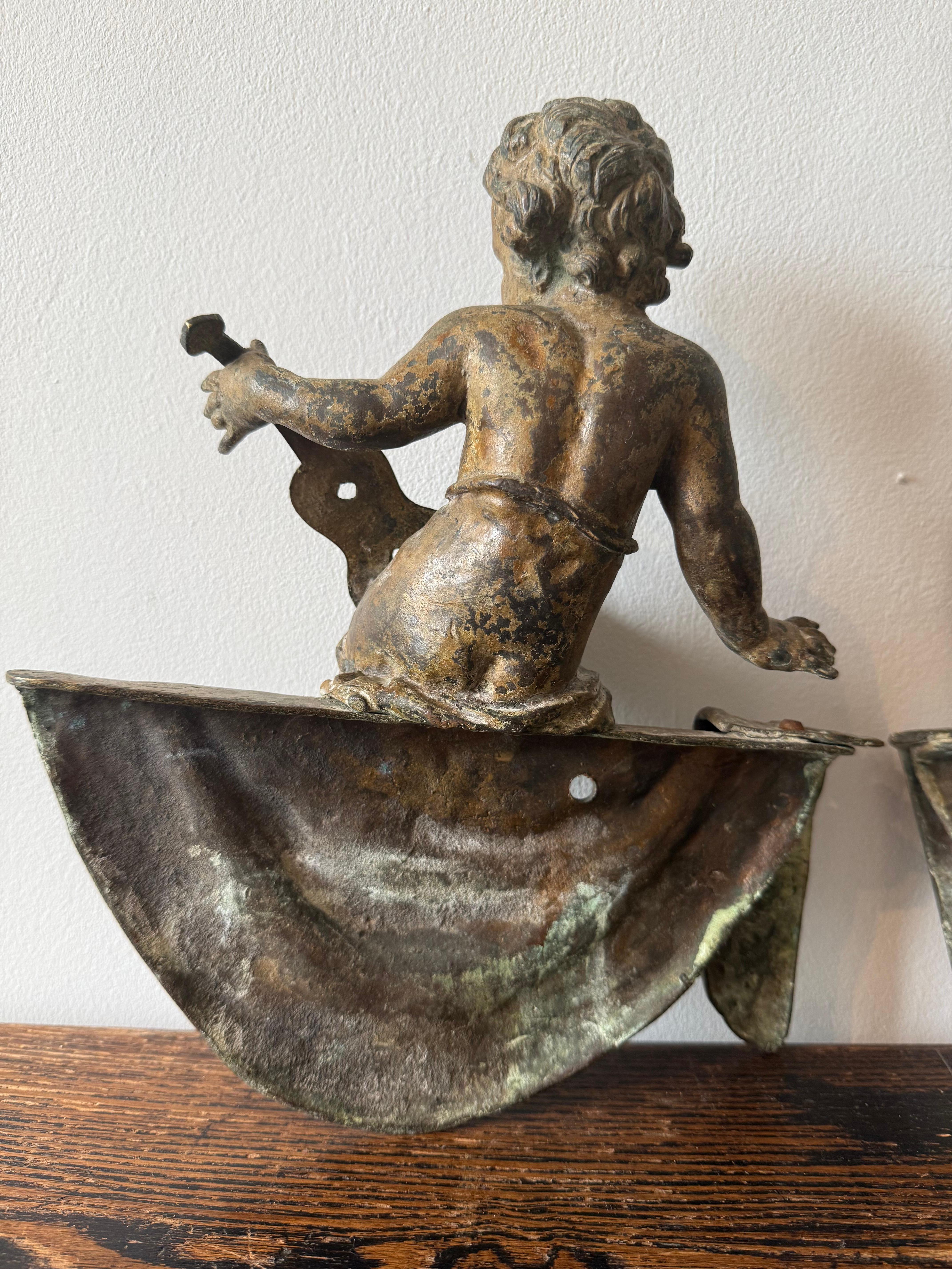 Paire de putti français patinés du 19ème siècle Bon état - En vente à Ongar, GB