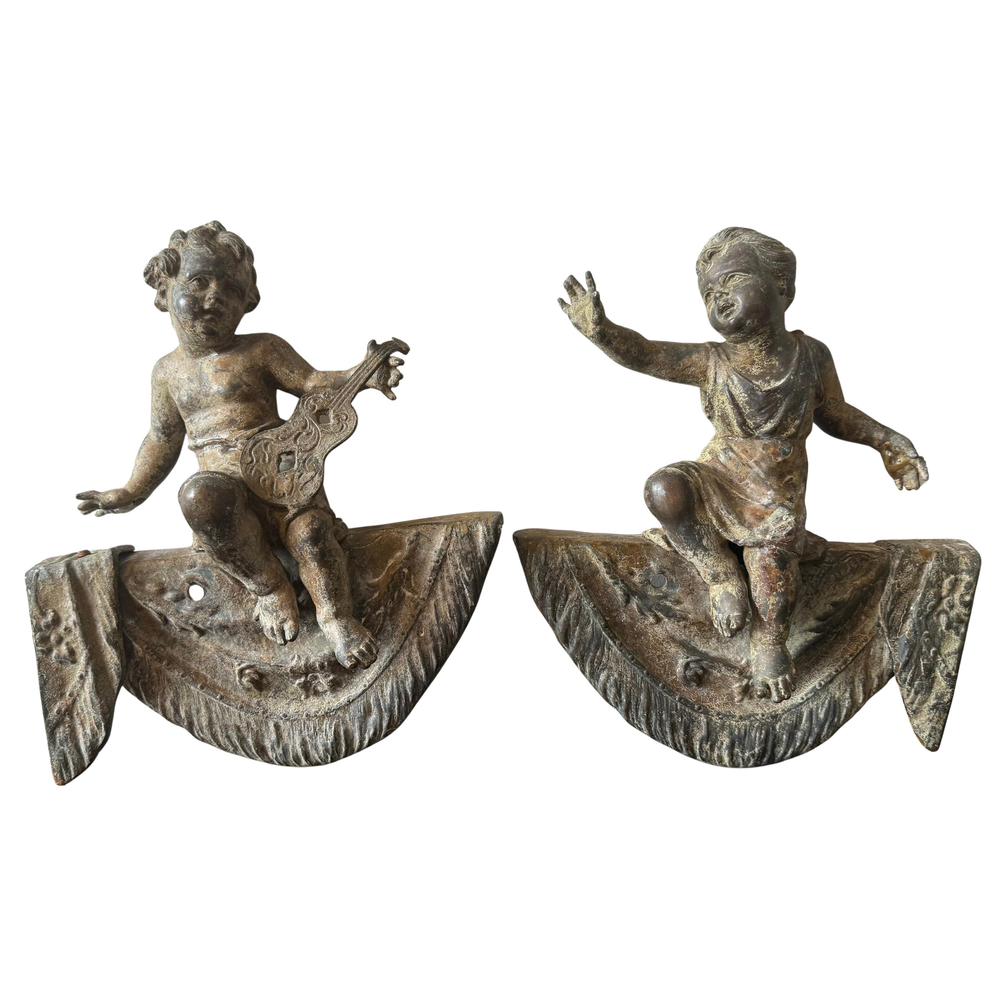 Paire de putti français patinés du 19ème siècle en vente