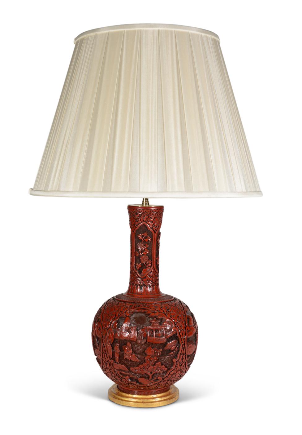 Superbe paire de vases à col de bouteille en laque de cinabre chinoise du milieu du XIXe siècle. La laque cinabre est de couleur rouge cire et présente de magnifiques détails sculptés et incisés. Les panneaux principaux représentent des paysages de