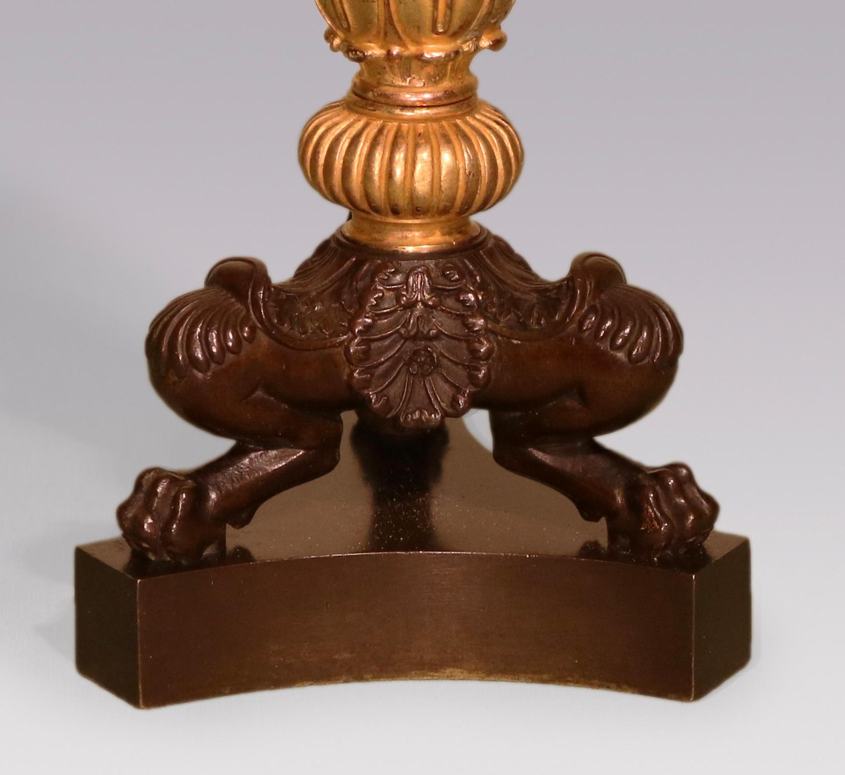 Paar Bronze- und Ormolu-Kerzenständer aus der Regency-Zeit des 19. im Zustand „Gut“ im Angebot in London, GB