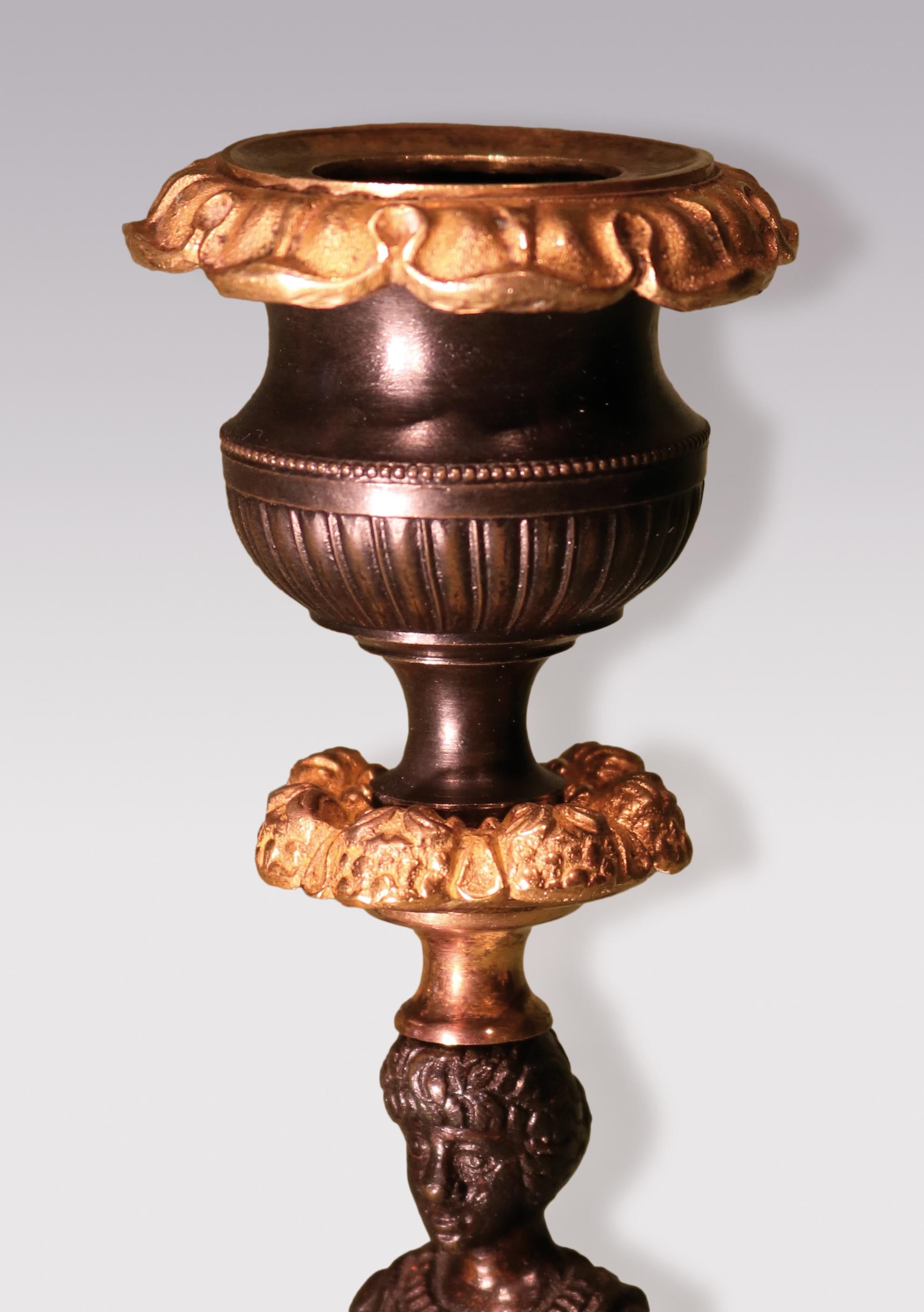 Regency Paire de bougeoirs pour dame en bronze et bronze doré de la période Régence du XIXe siècle en vente