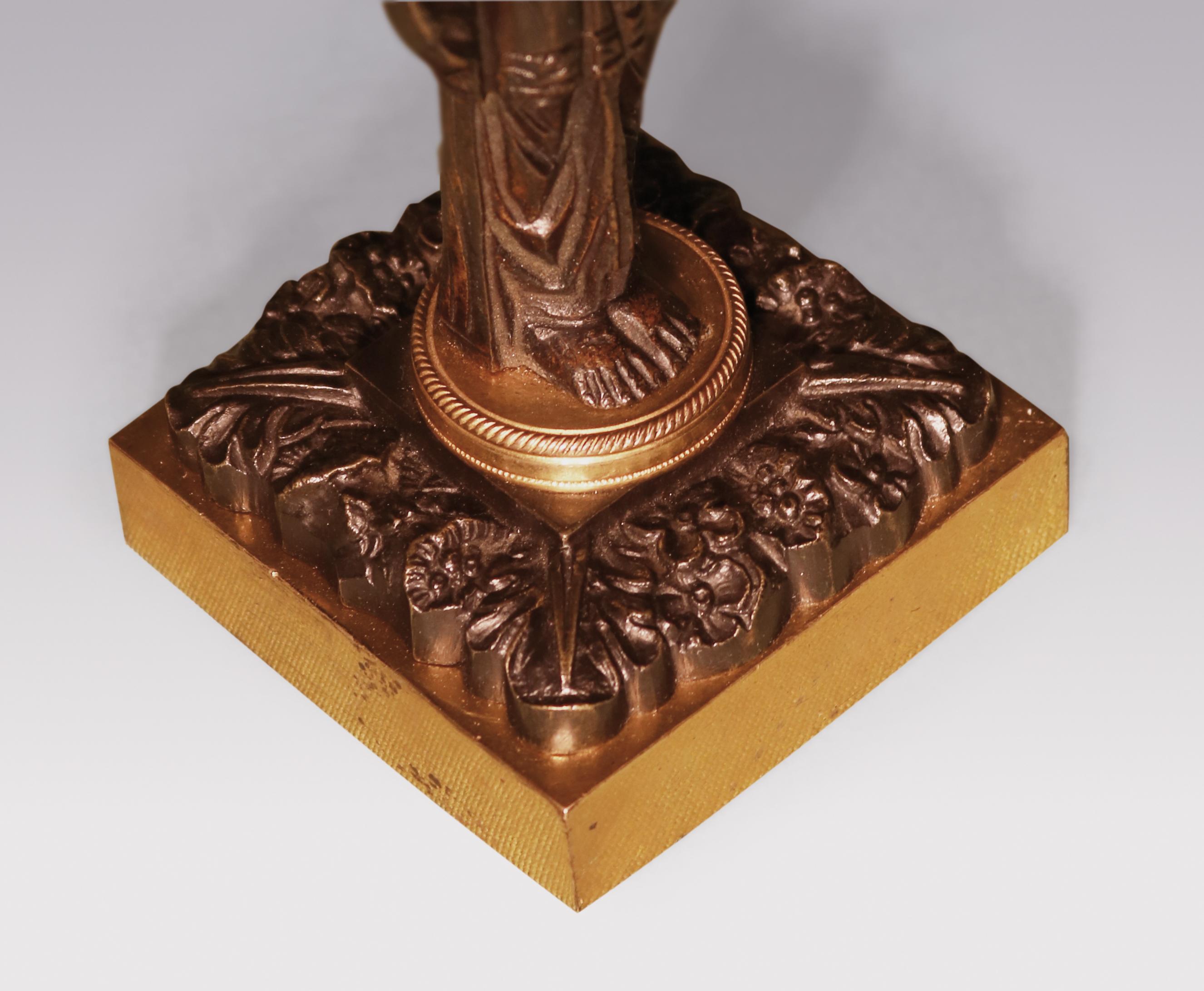 Anglais Paire de bougeoirs pour dame en bronze et bronze doré de la période Régence du XIXe siècle en vente