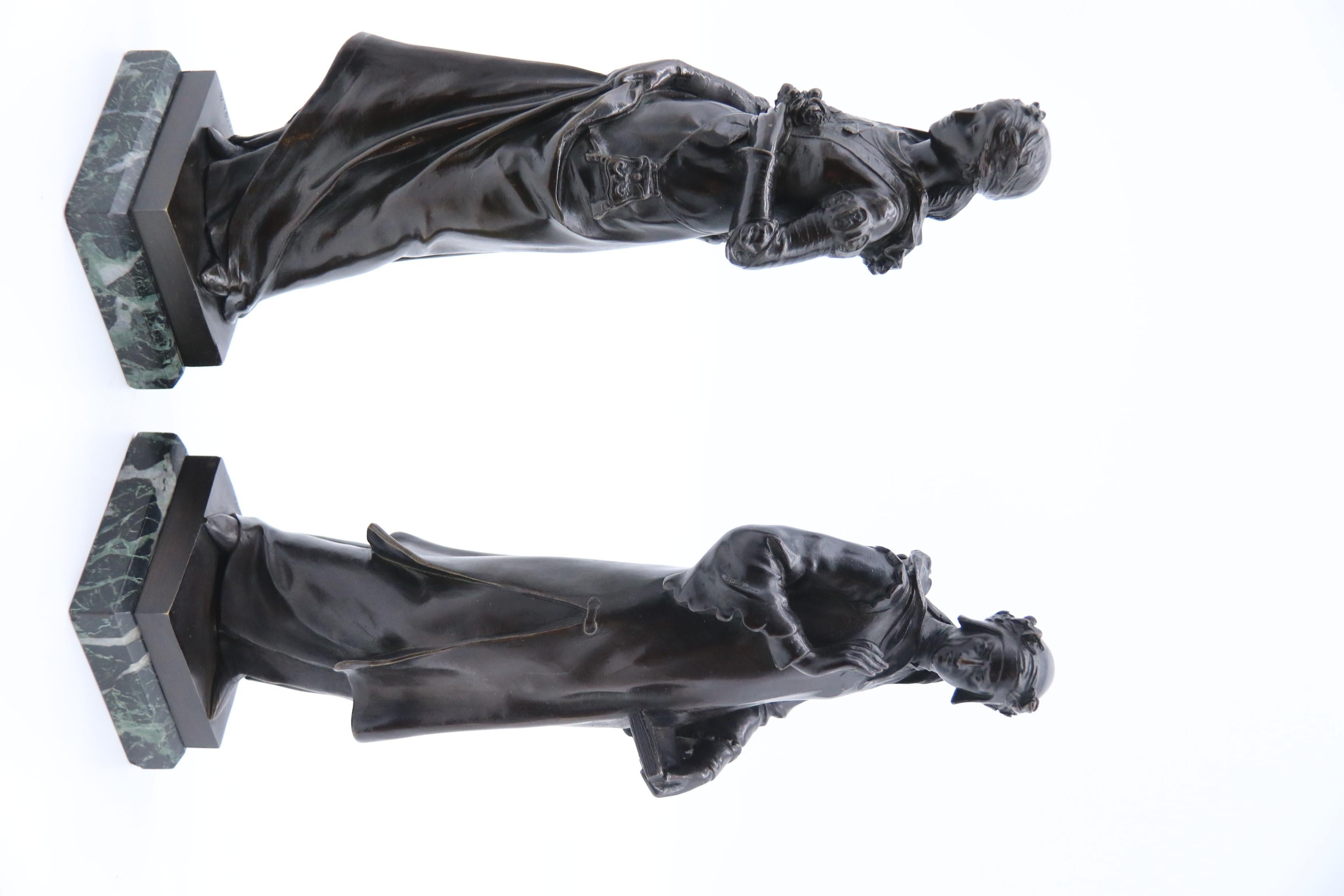 Dieses sehr schöne Paar französischer Bronzefiguren stammt von dem renommierten französischen Bildhauer Jean Baptiste Germain (1841 0 1910).  Sie stellen ein junges Paar aus der europäischen Renaissance dar. Er ist ein gut aussehender junger