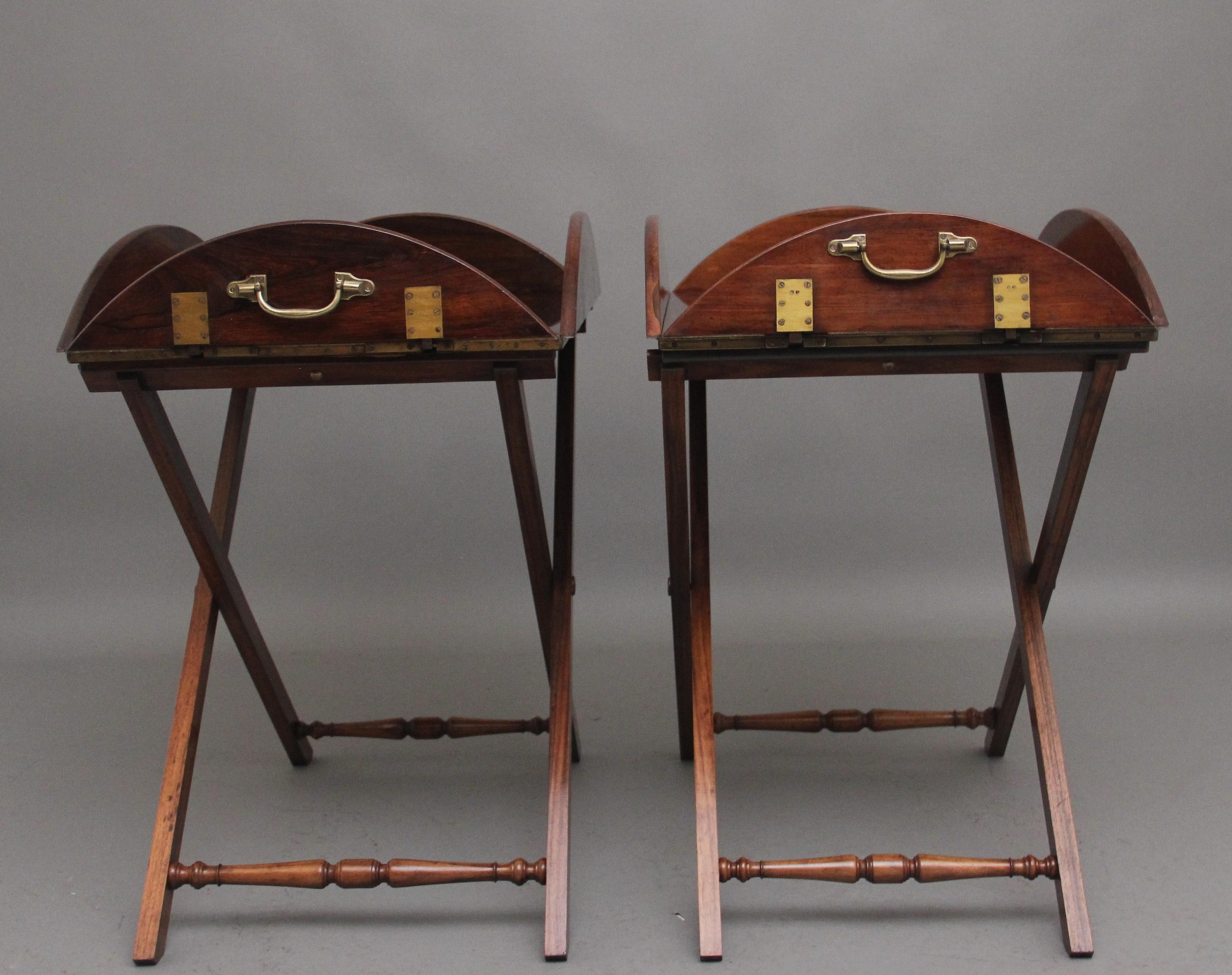 Ein Paar klappbare Butler-Tabletts aus Palisanderholz des 19. Jahrhunderts auf Ständern (Spätes 19. Jahrhundert) im Angebot