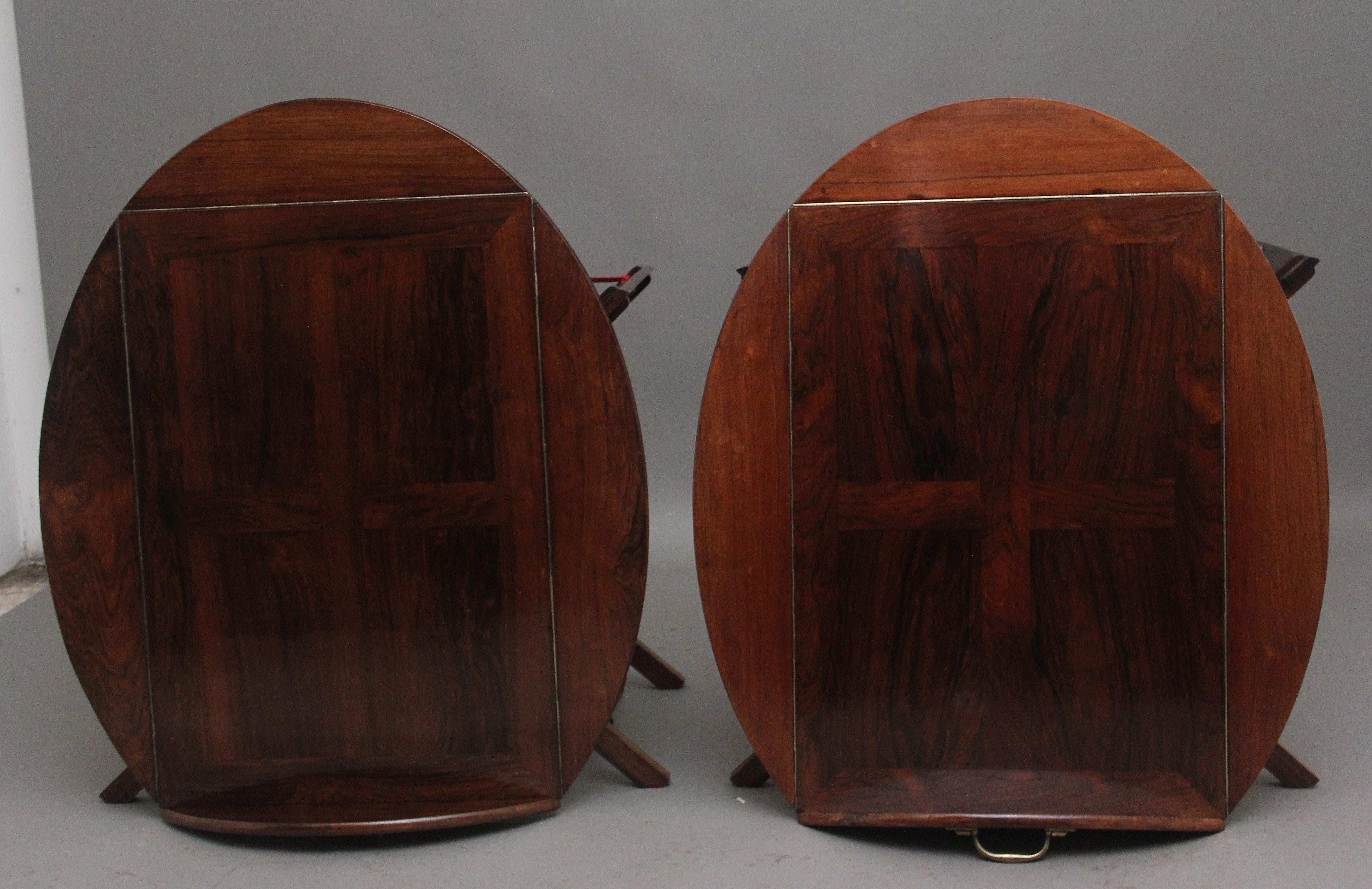 Ein Paar klappbare Butler-Tabletts aus Palisanderholz des 19. Jahrhunderts auf Ständern (Rosenholz) im Angebot