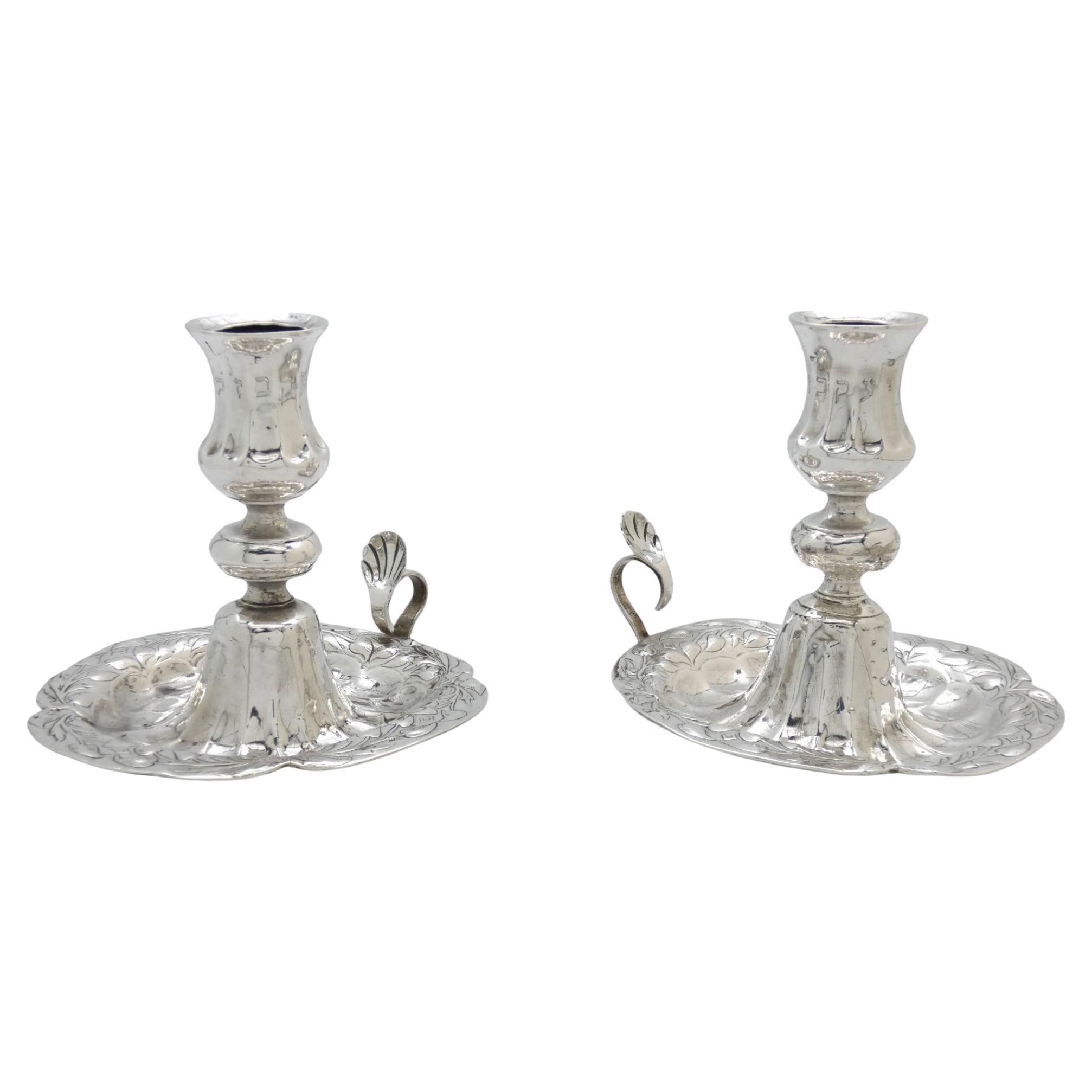 Cette paire exquise d'appliques de Chabbat en argent russe du XIXe siècle incarne à la fois l'élégance et le Revere spirituel, ce qui en fait un exemple rare et significatif de l'art cérémoniel judaïque.

Chaque applique présente un plateau en forme