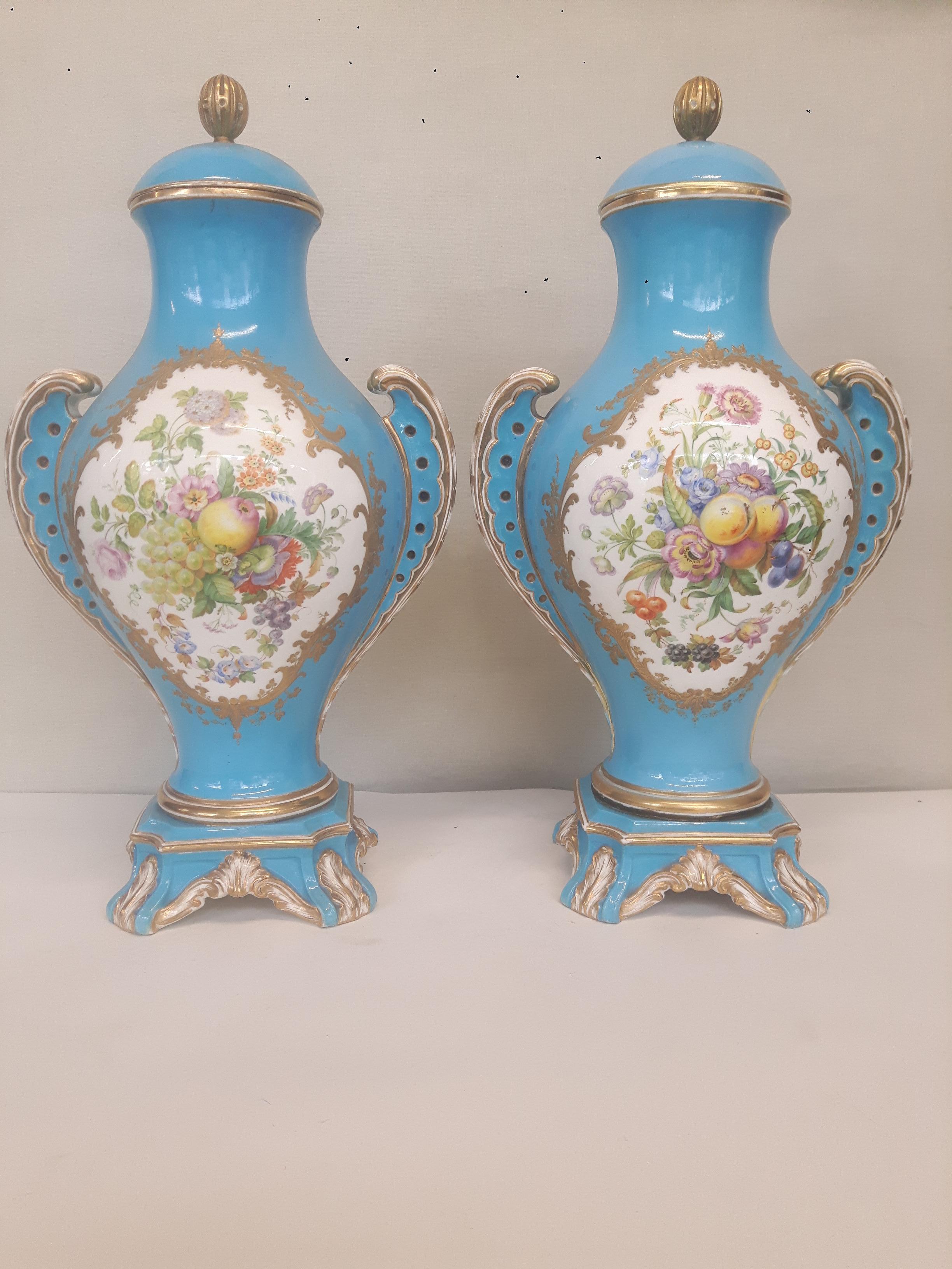 Paar Vasen im verschiedenen Stilen des 19. Jahrhunderts (Napoleon III.) im Angebot