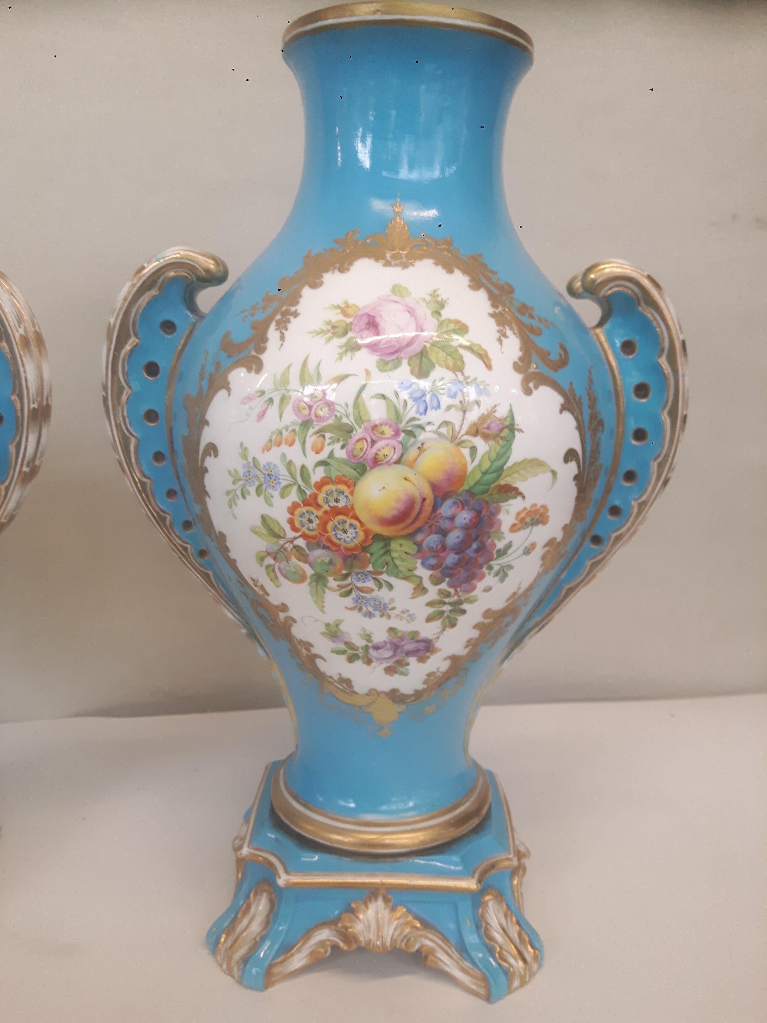Paar Vasen im verschiedenen Stilen des 19. Jahrhunderts (Emailliert) im Angebot