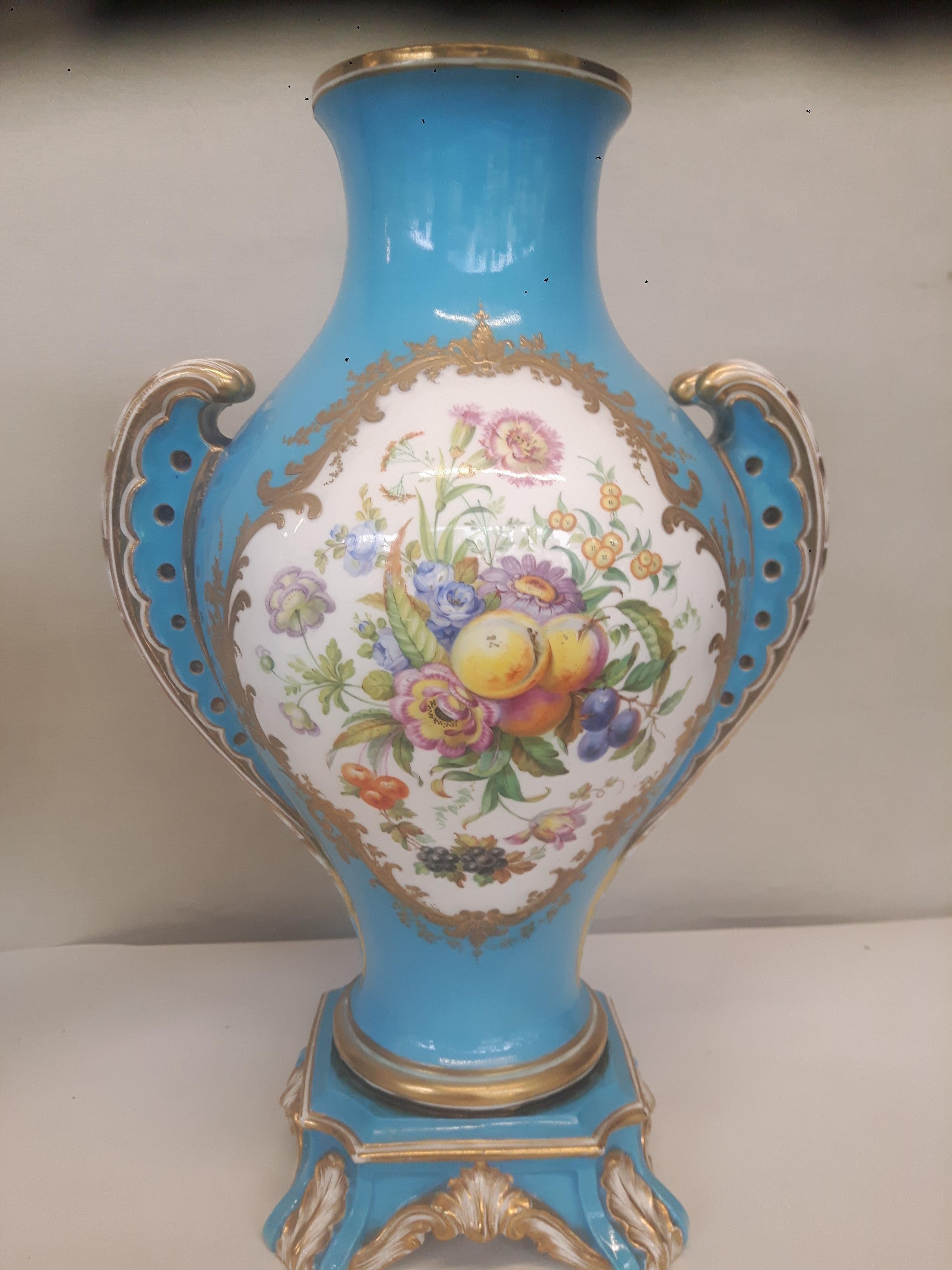 Paar Vasen im verschiedenen Stilen des 19. Jahrhunderts (Spätes 19. Jahrhundert) im Angebot