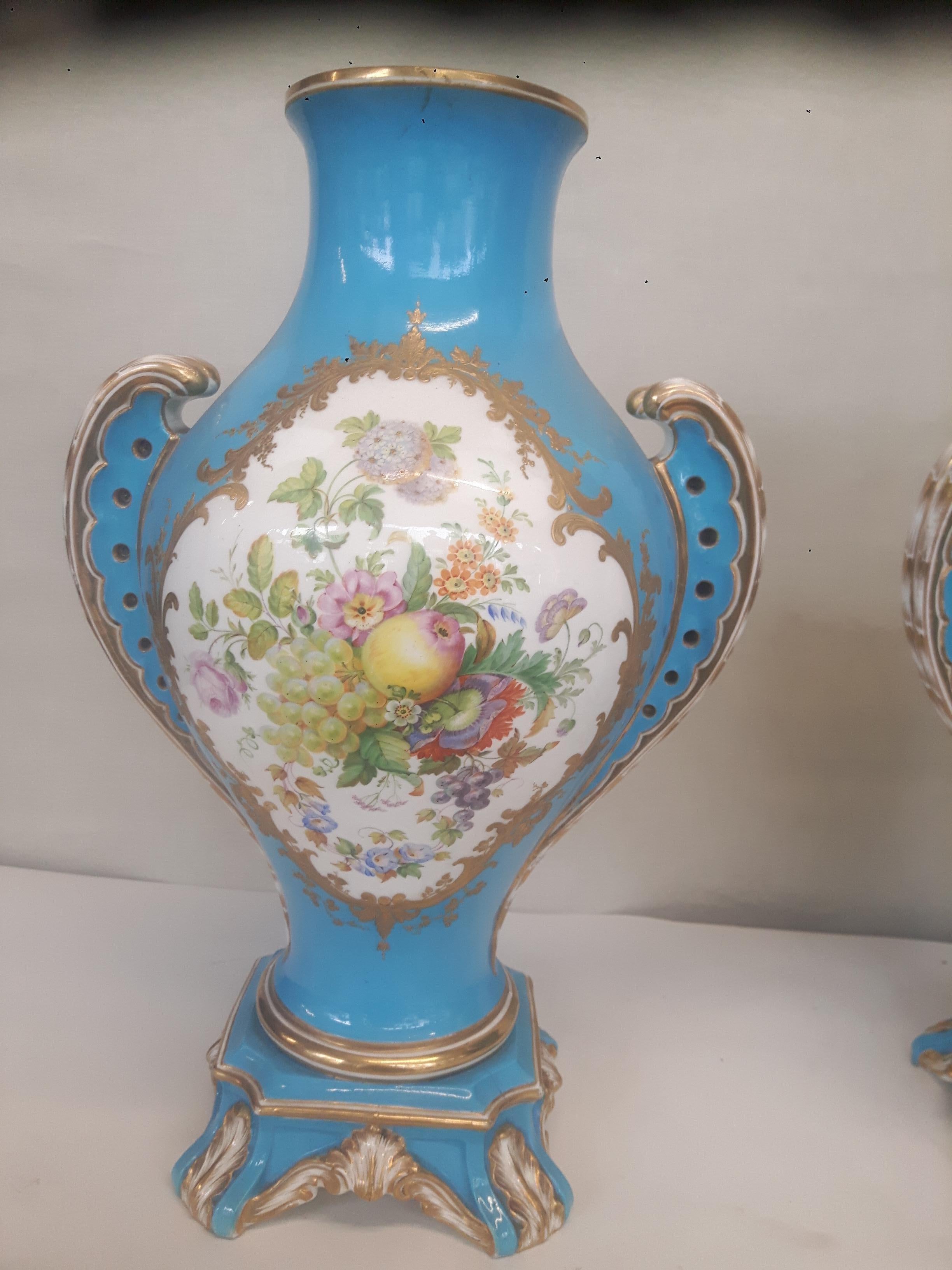 Paar Vasen im verschiedenen Stilen des 19. Jahrhunderts (Porzellan) im Angebot