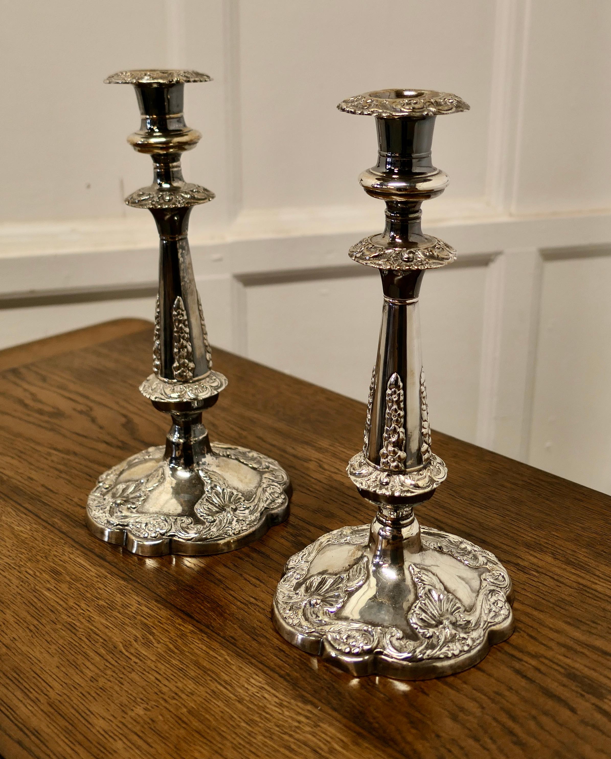 Ein Paar versilberte Kerzenständer aus dem 19. im Zustand „Gut“ im Angebot in Chillerton, Isle of Wight