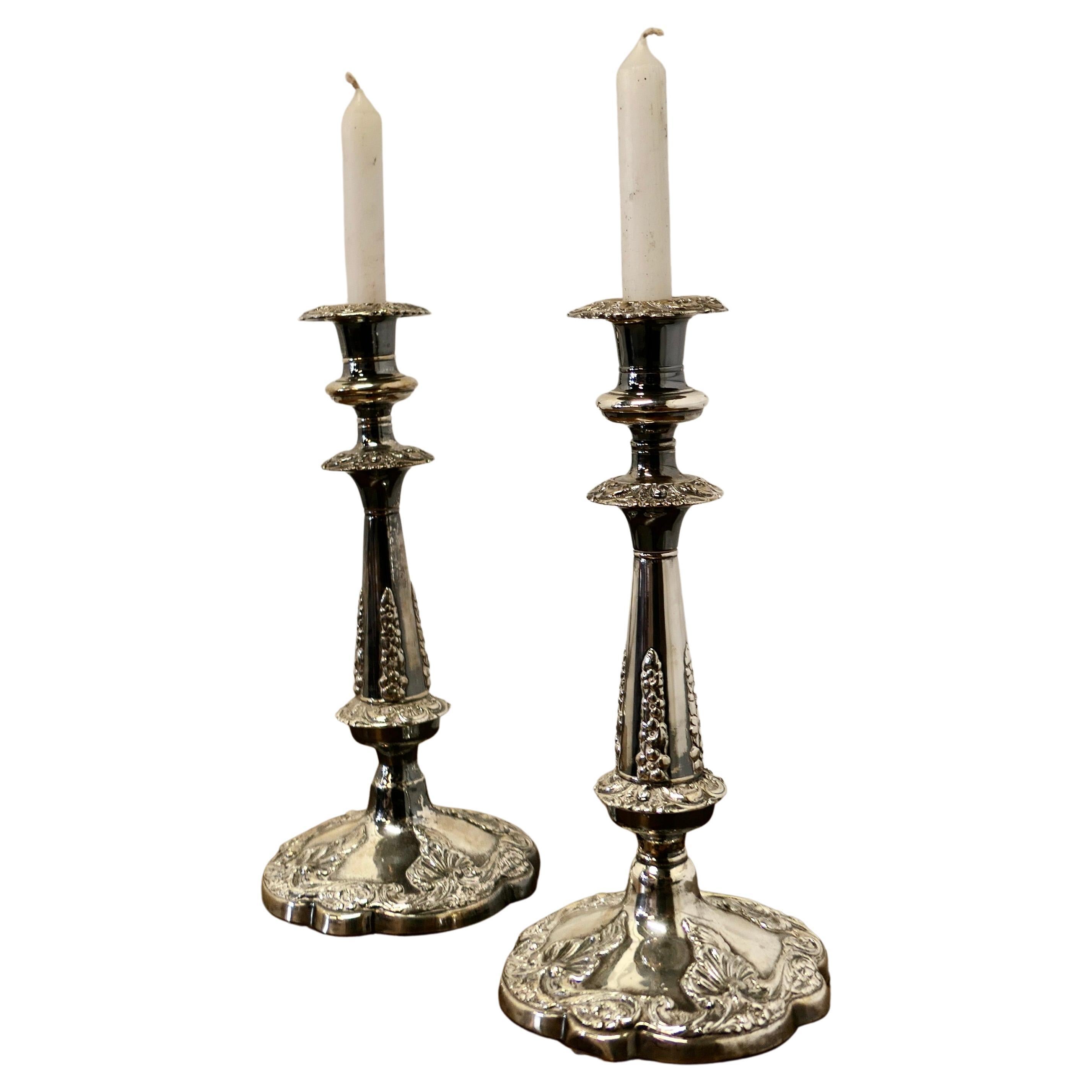 Ein Paar versilberte Kerzenständer aus dem 19. im Angebot