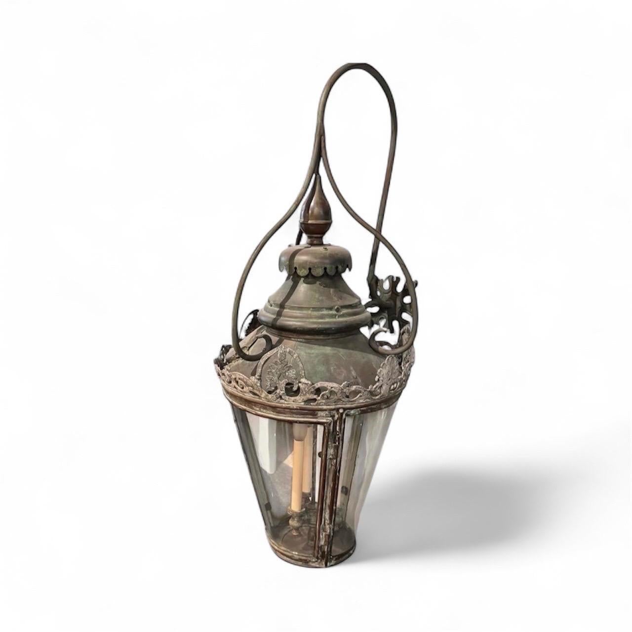 Bronze A pair of 19th Century Street lanterns en vente