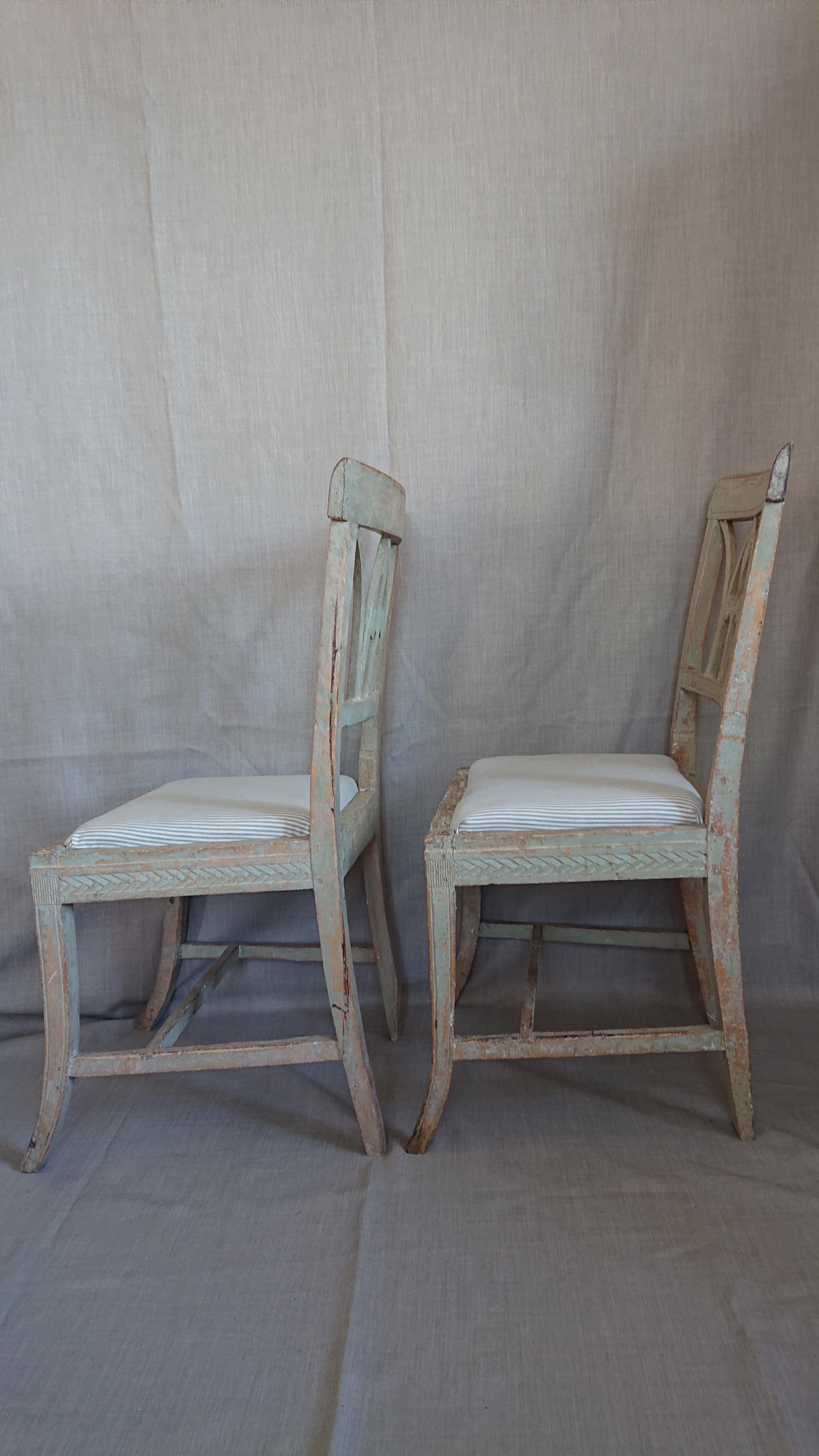 Paire de chaises gustaviennes suédoises du 19ème siècle avec peinture d'origine en vente 5