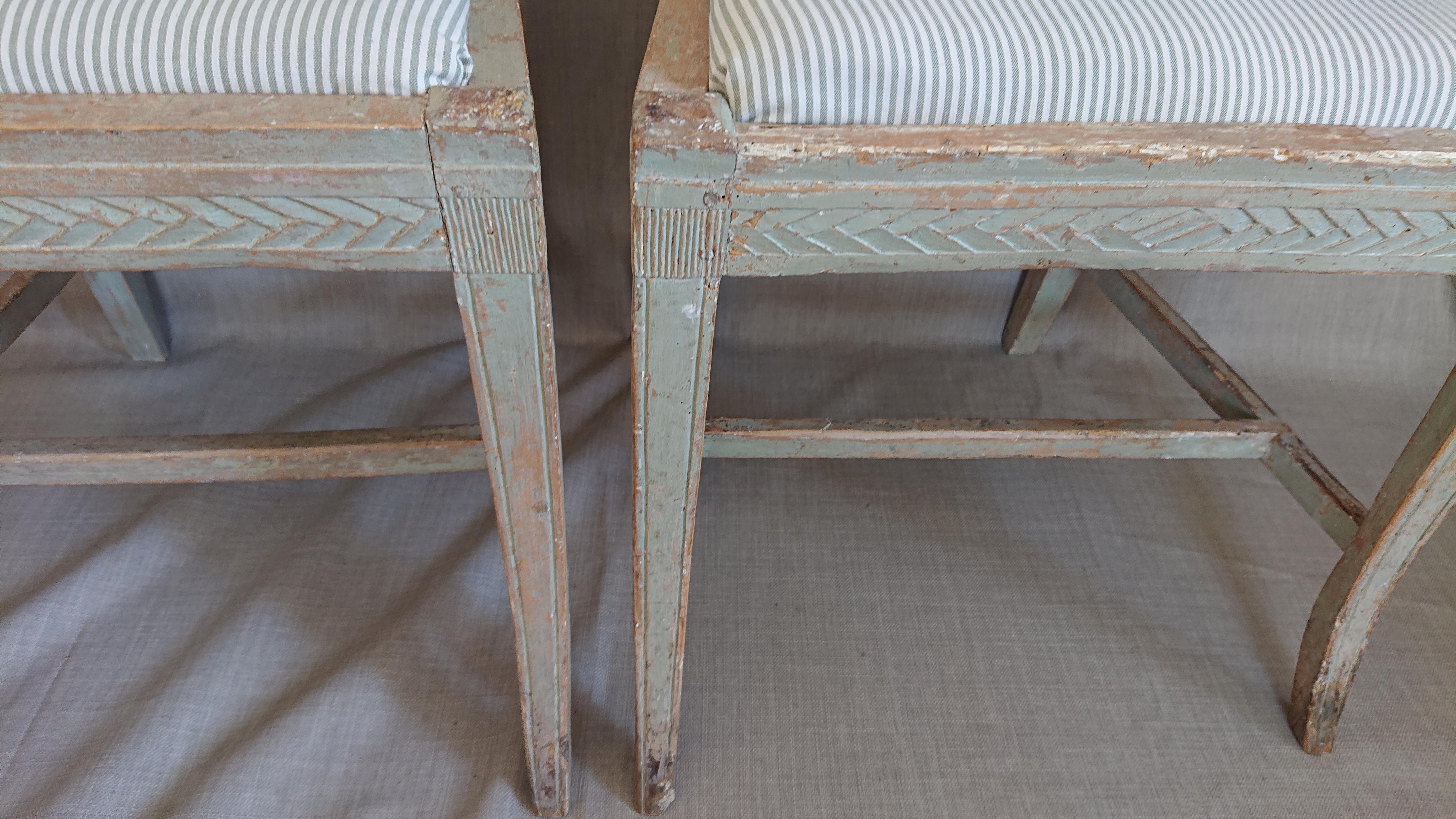 Schwedische Gustavianische Stühle des 19. Jahrhunderts mit Originallackierung, Paar (Handgeschnitzt) im Angebot