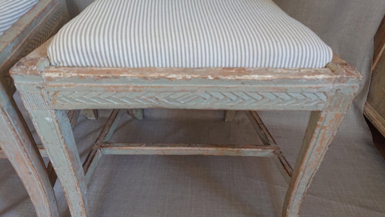 Pair of 19th Century Swedish Gustavian Chairs with Originalpaint In Fair Condition For Sale In Boden, SE
