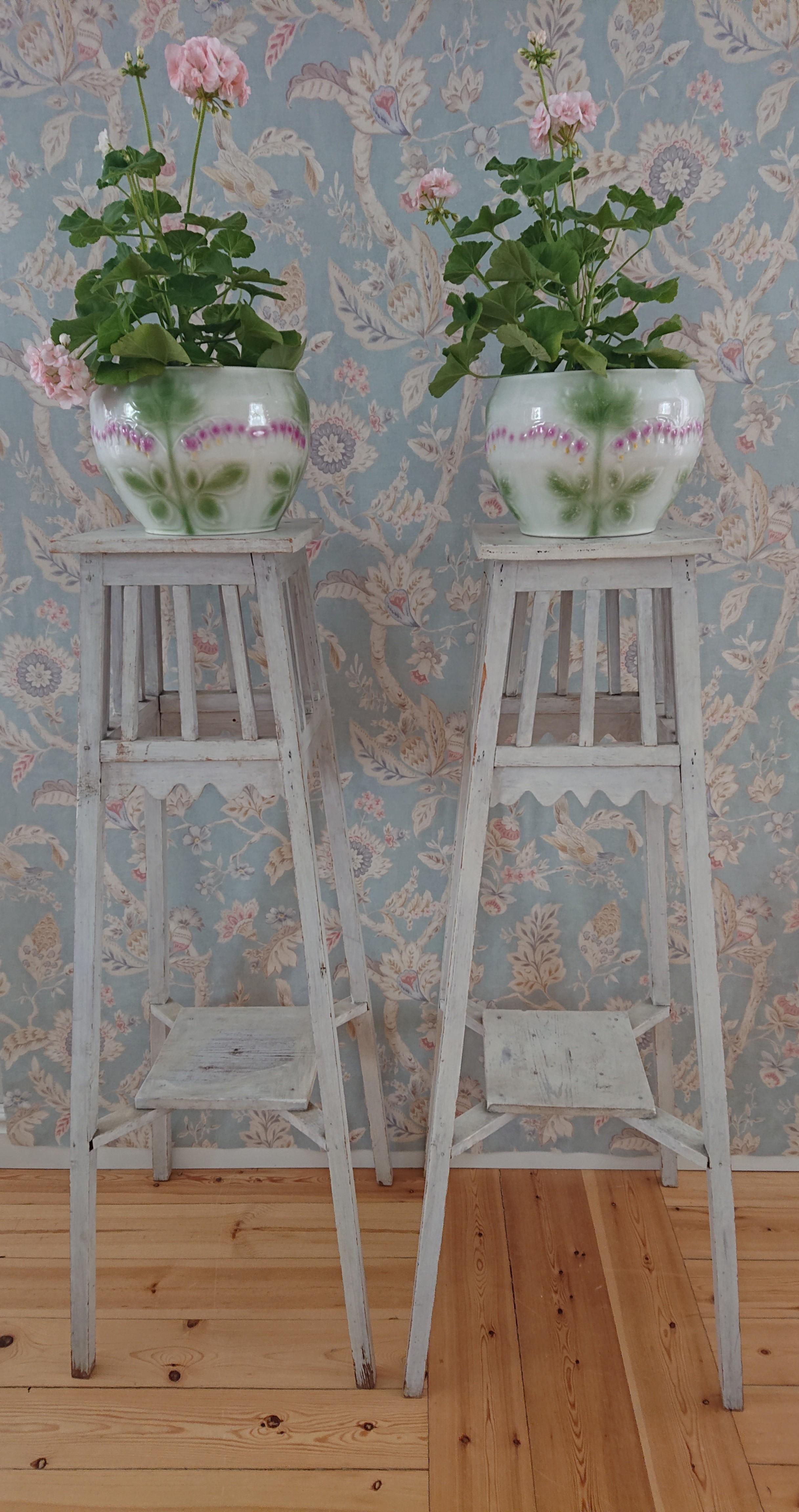 A beautifully pair of 19th century pedestals.
The pedestals has untouched originalpaint.
Beautiful gray color.
Nice details with cut curvature & ribs.
So beautiful with flowers at the top.
The pedestals has a lovely patina.
Good antique