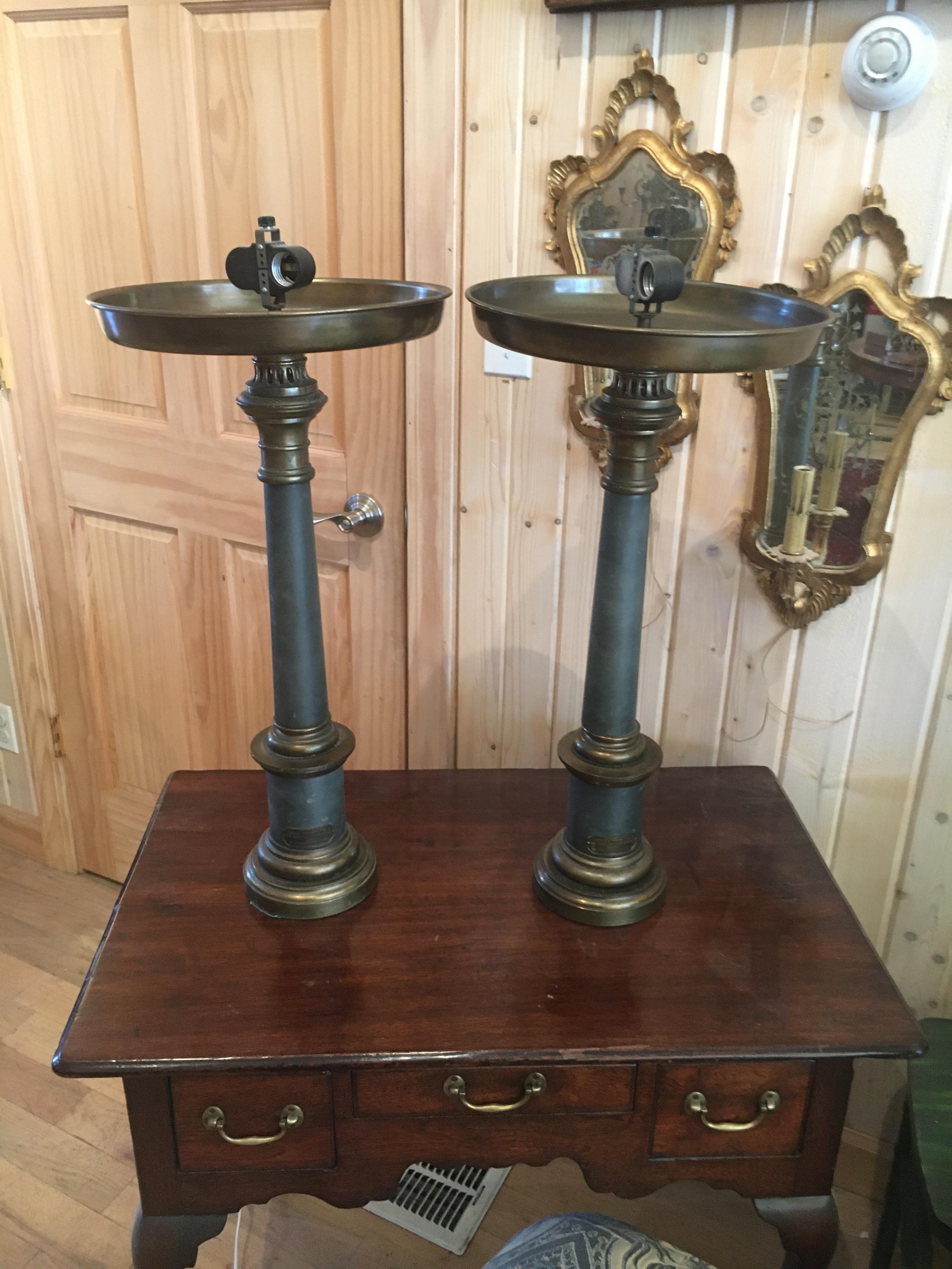 Ein Paar von 19. Jahrhundert zwei-Ton-Tischlampen, leicht umgewandelt, um Seide zu verwenden ShadeLabeled 