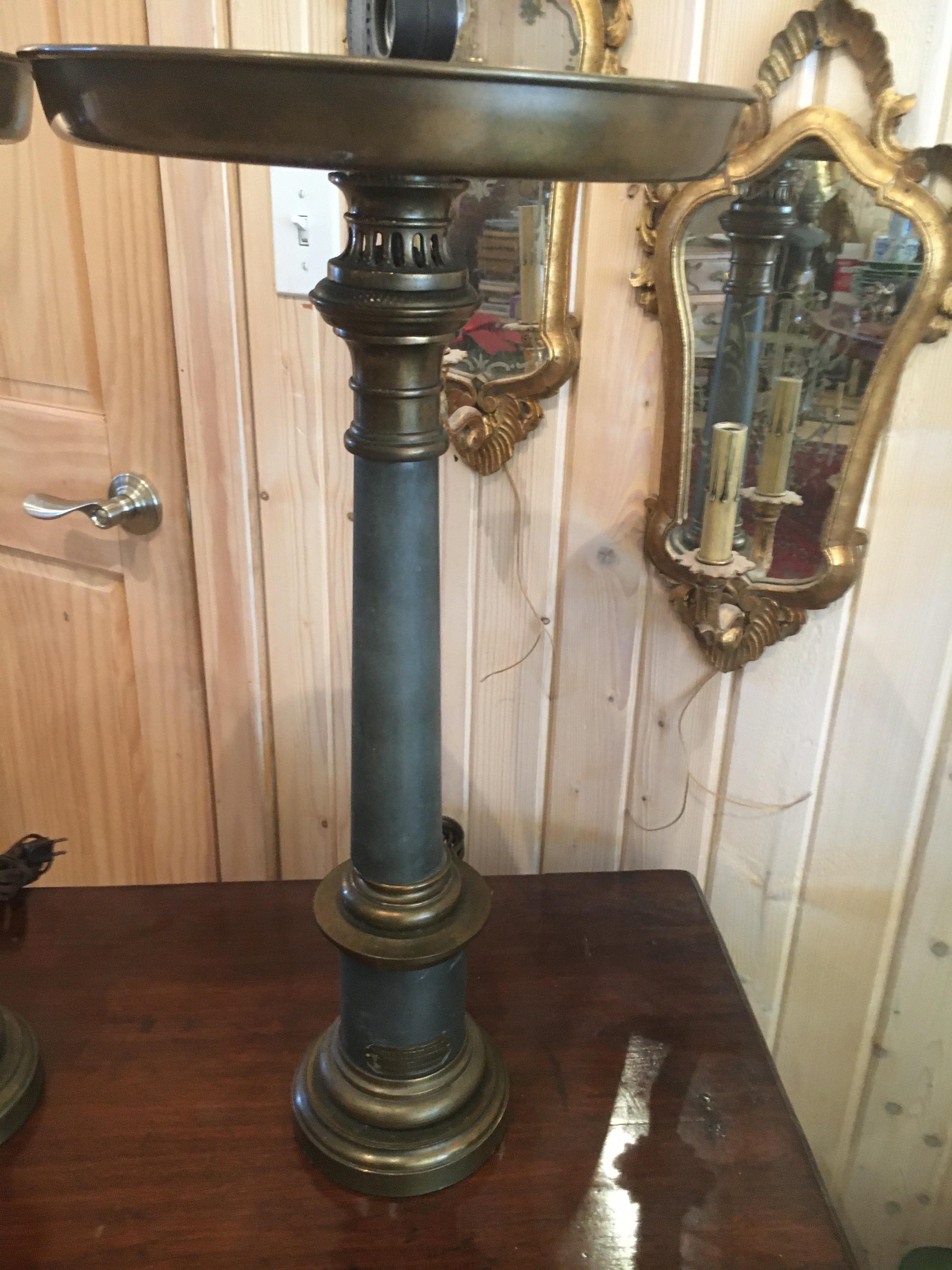 Zwei zweifarbige Tischlampen aus dem 19. Jahrhundert:: die leicht in einen Seidenschirm umgewandelt werden können (Neoklassisch) im Angebot