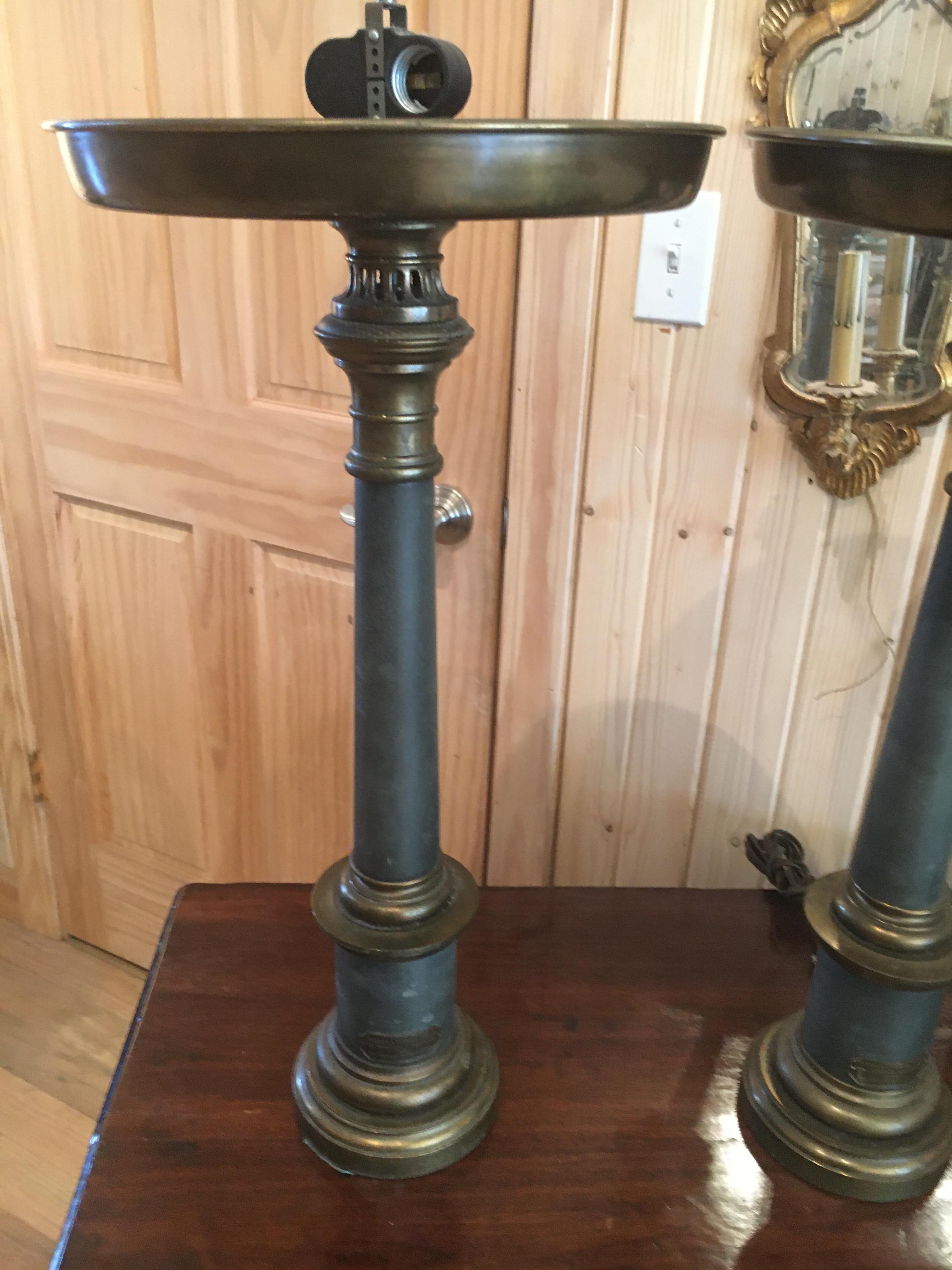 Zwei zweifarbige Tischlampen aus dem 19. Jahrhundert:: die leicht in einen Seidenschirm umgewandelt werden können (Französisch) im Angebot