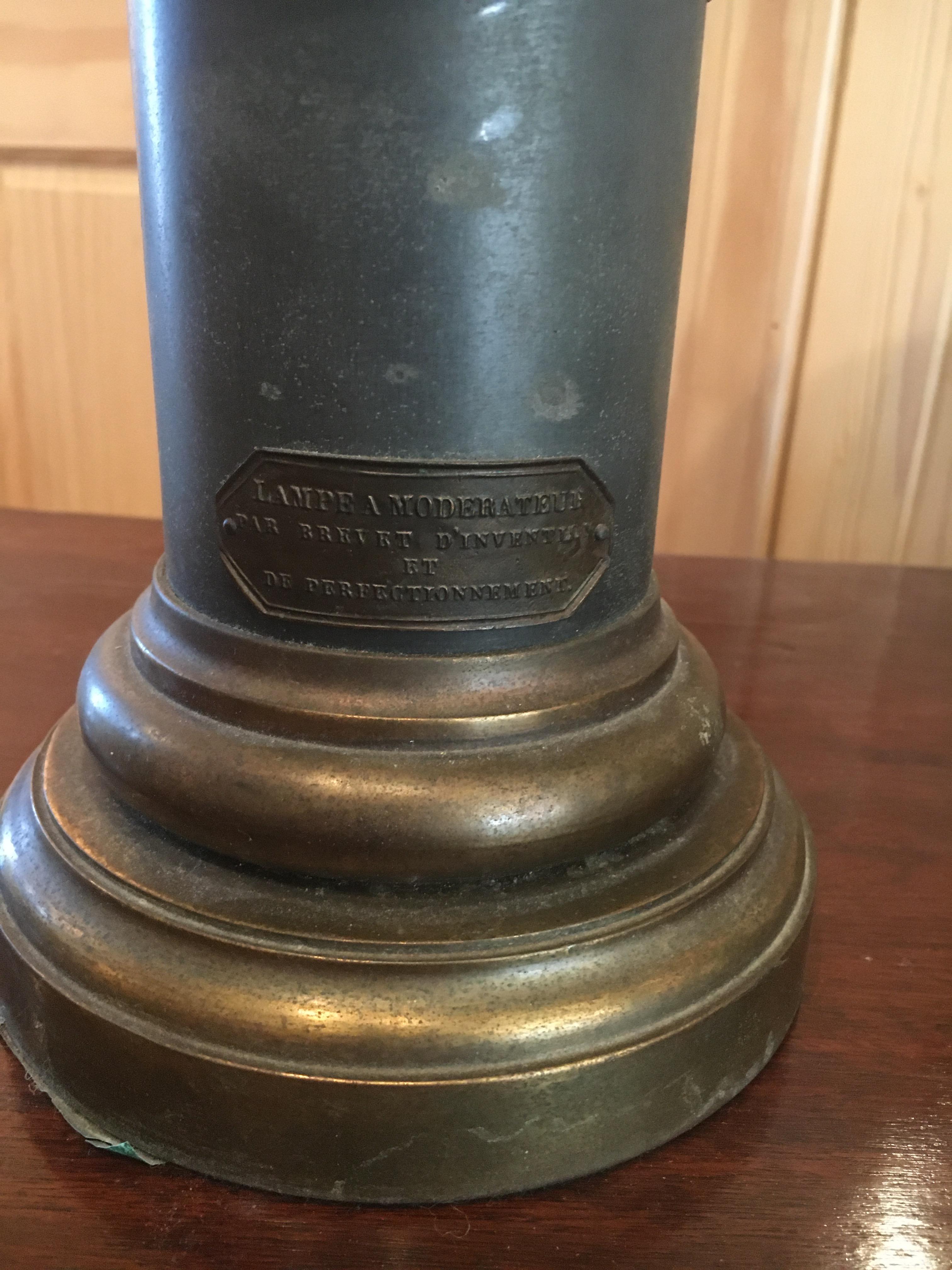 Zwei zweifarbige Tischlampen aus dem 19. Jahrhundert:: die leicht in einen Seidenschirm umgewandelt werden können (Metall) im Angebot