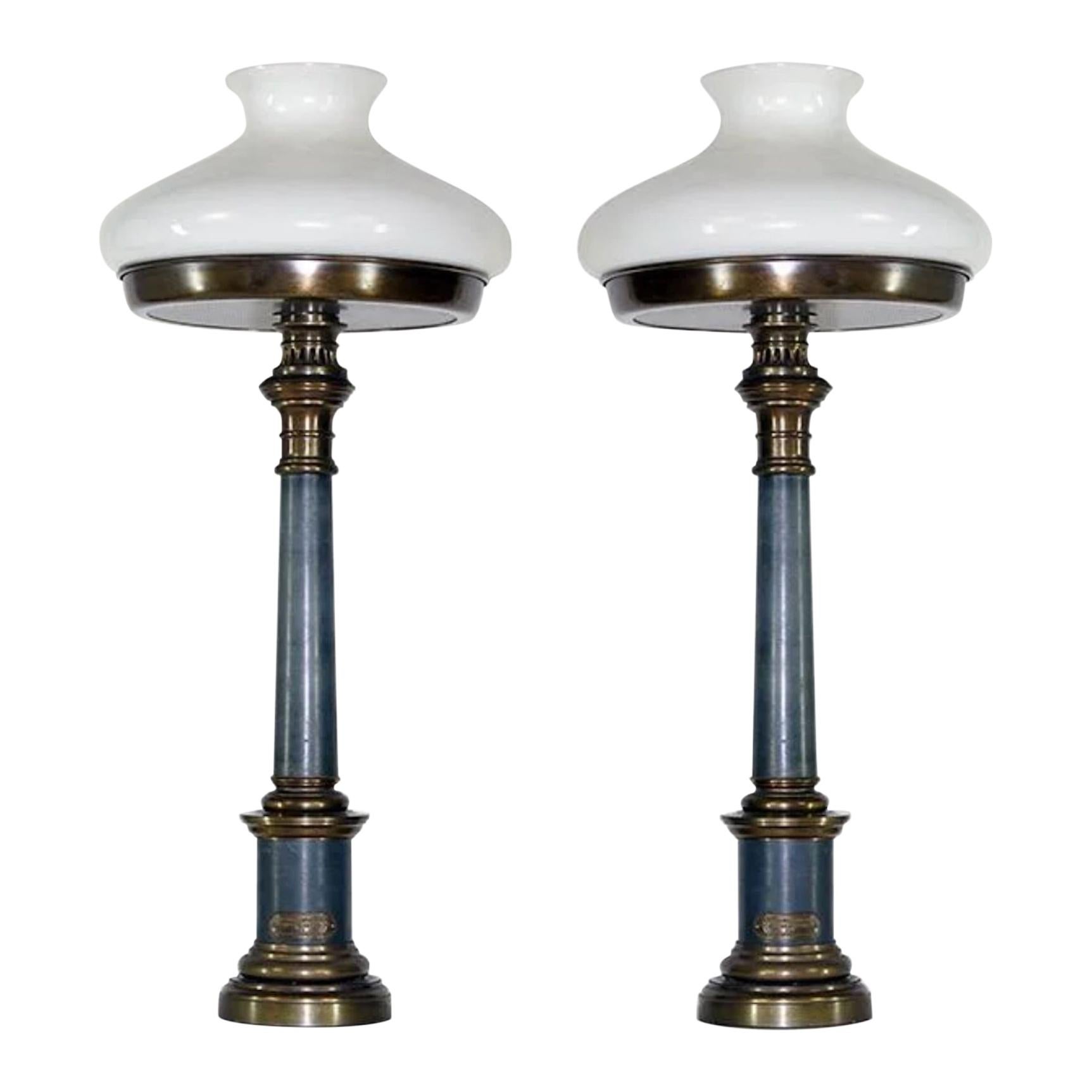 Zwei zweifarbige Tischlampen aus dem 19. Jahrhundert:: die leicht in einen Seidenschirm umgewandelt werden können im Angebot