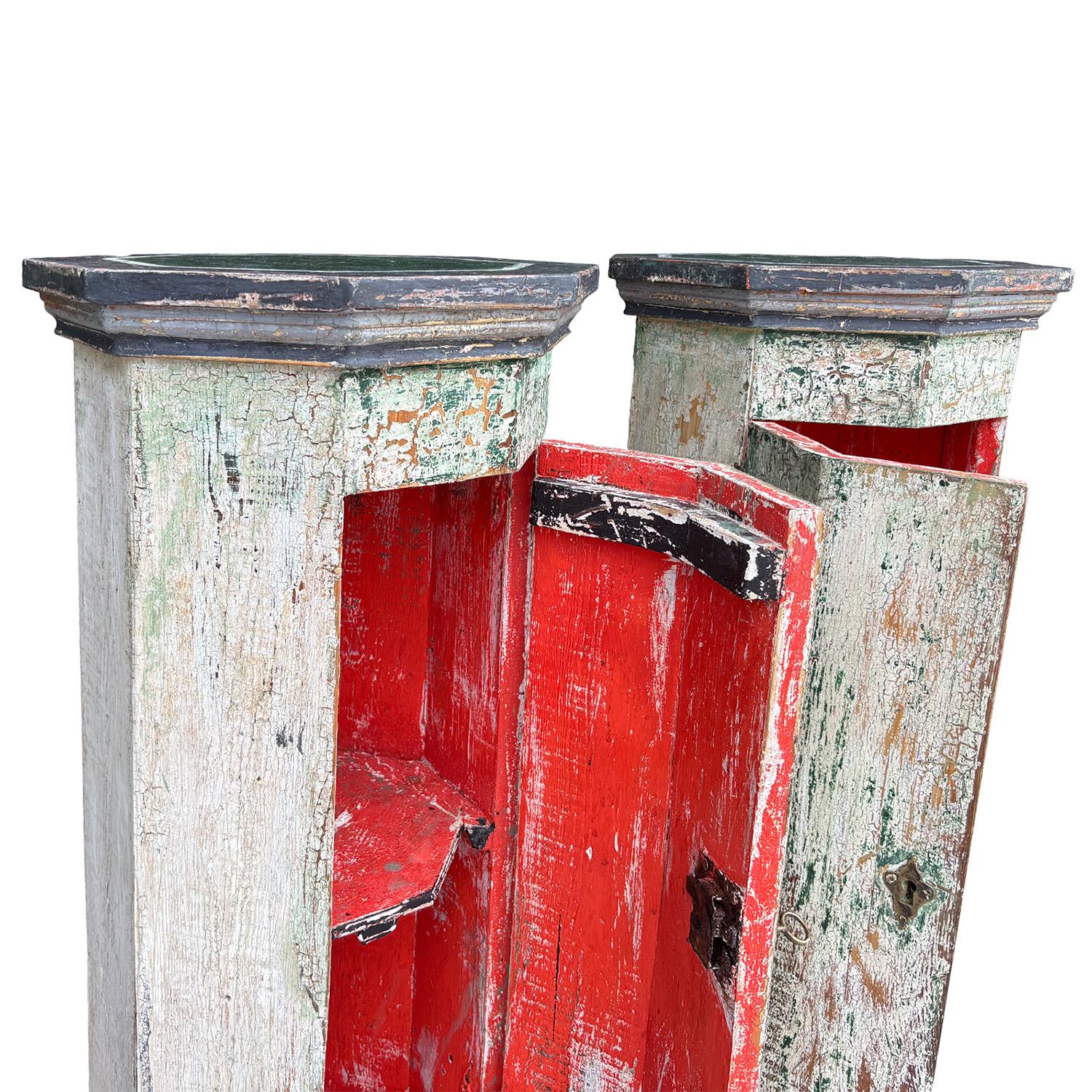 Questa rara coppia di armadi a colonna ottagonale incarna il carattere raffinato ma rustico del design provinciale italiano del XIX secolo. Realizzato in legno dipinto con una morbida finitura bianco-grigia, ogni pezzo presenta una forma ottagonale