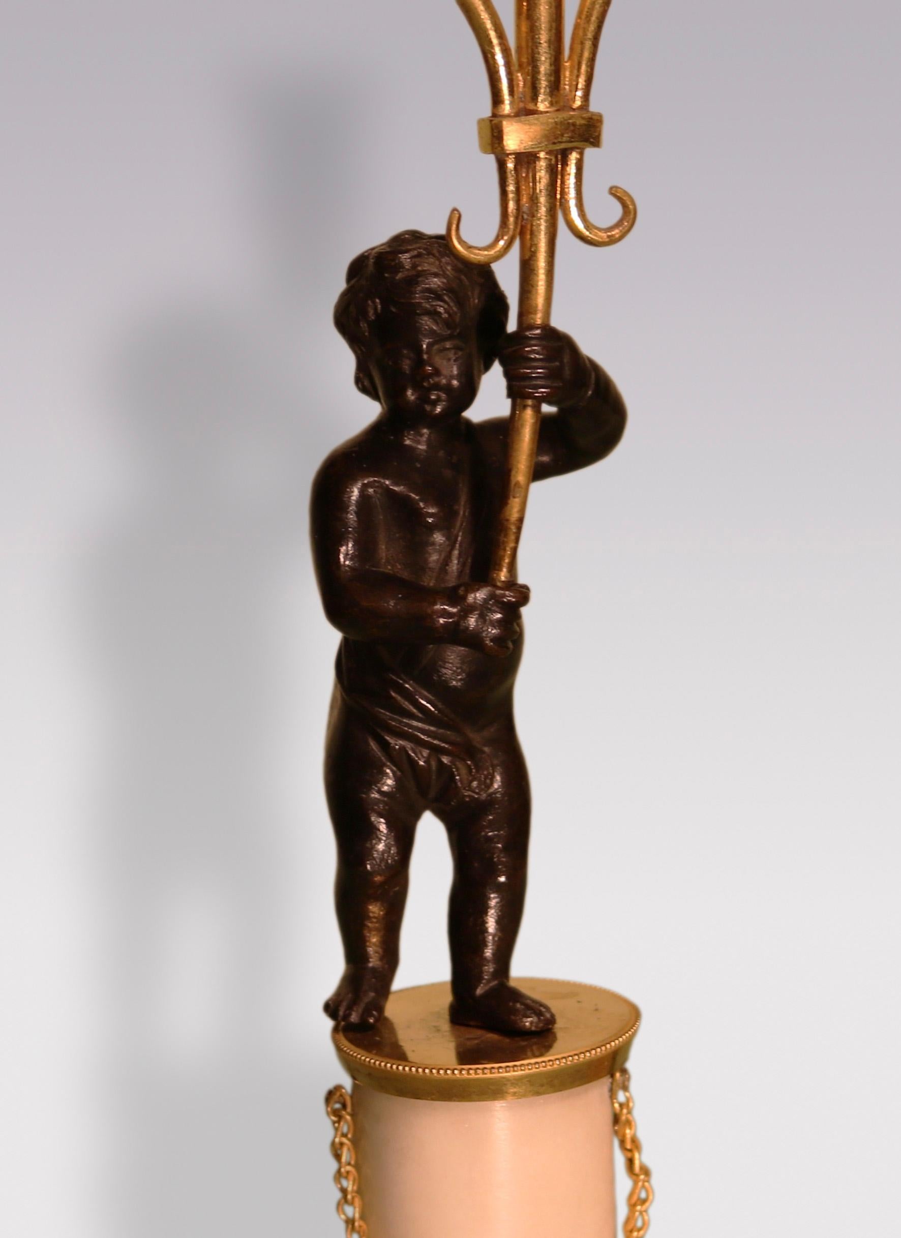 Regency Coppia di candelabri in marmo bianco e bronzo e ormolu del XIX secolo in vendita