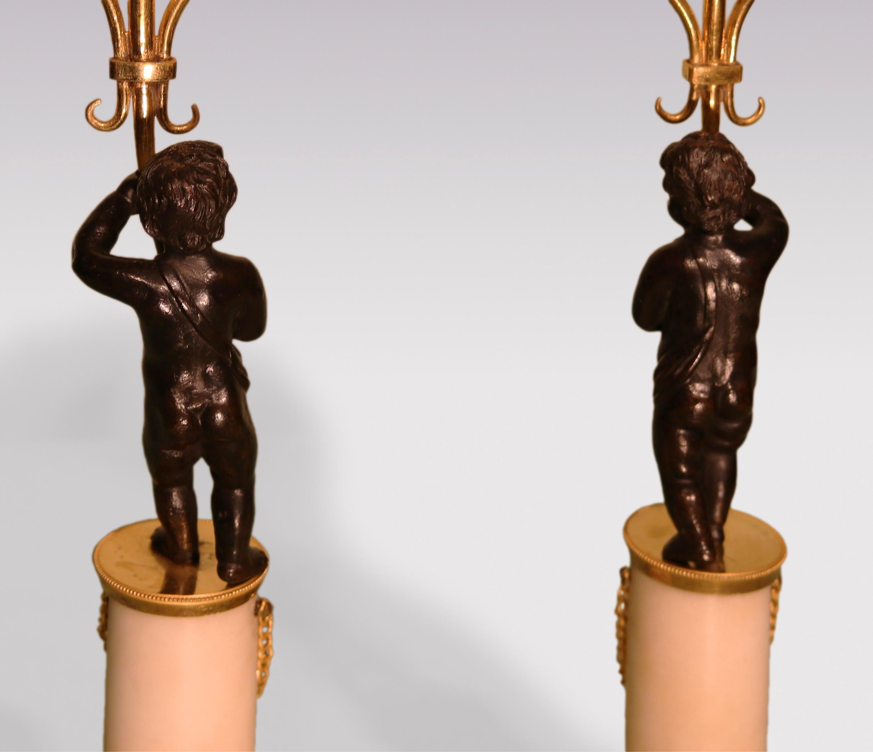 Ein Paar Kerzenständer aus weißem Marmor, Bronze und Goldbronze aus dem 19. Jahrhundert (Englisch) im Angebot