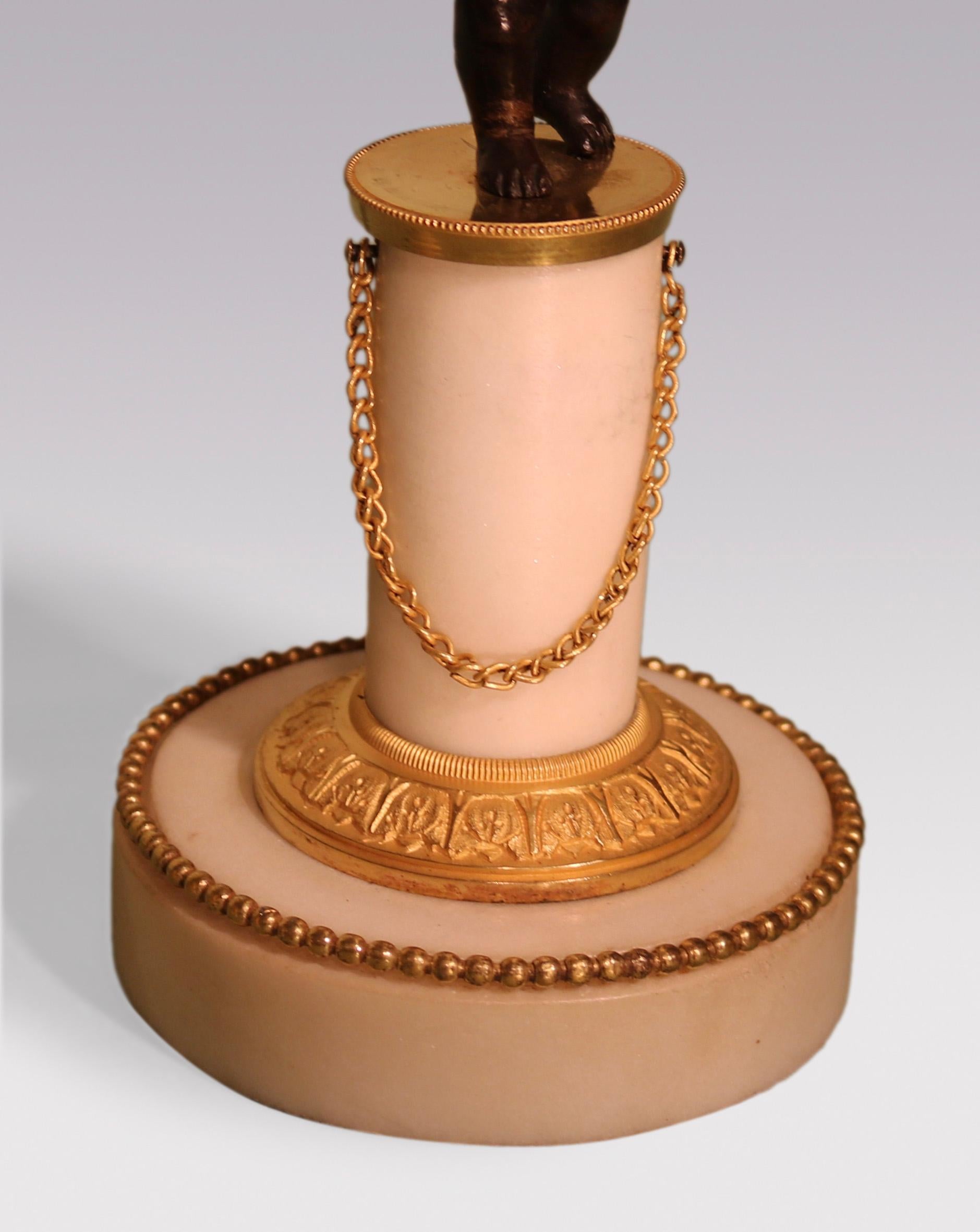 Coppia di candelabri in marmo bianco e bronzo e ormolu del XIX secolo In condizioni buone in vendita a London, GB