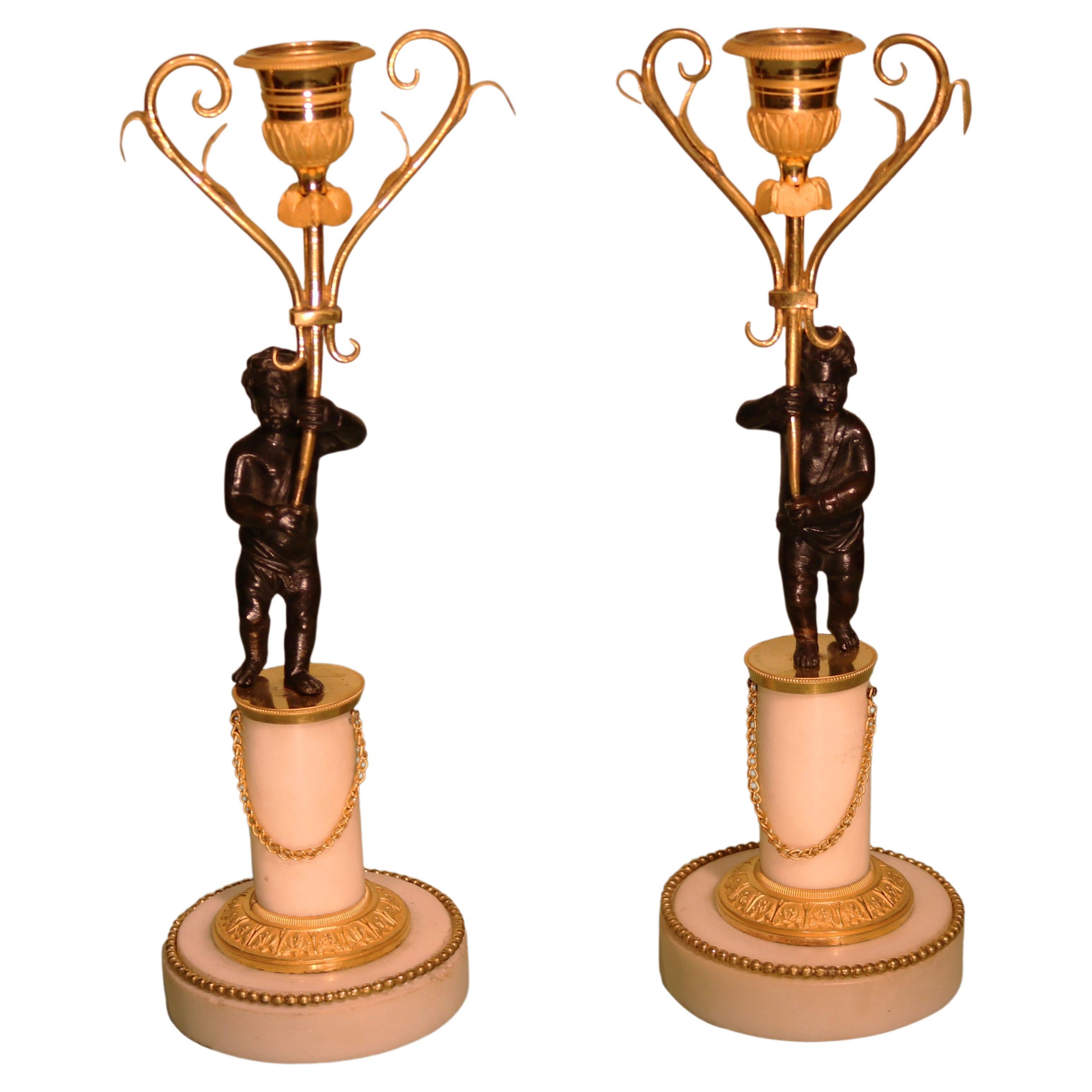 Ein Paar Kerzenständer aus weißem Marmor, Bronze und Goldbronze aus dem 19. Jahrhundert im Angebot