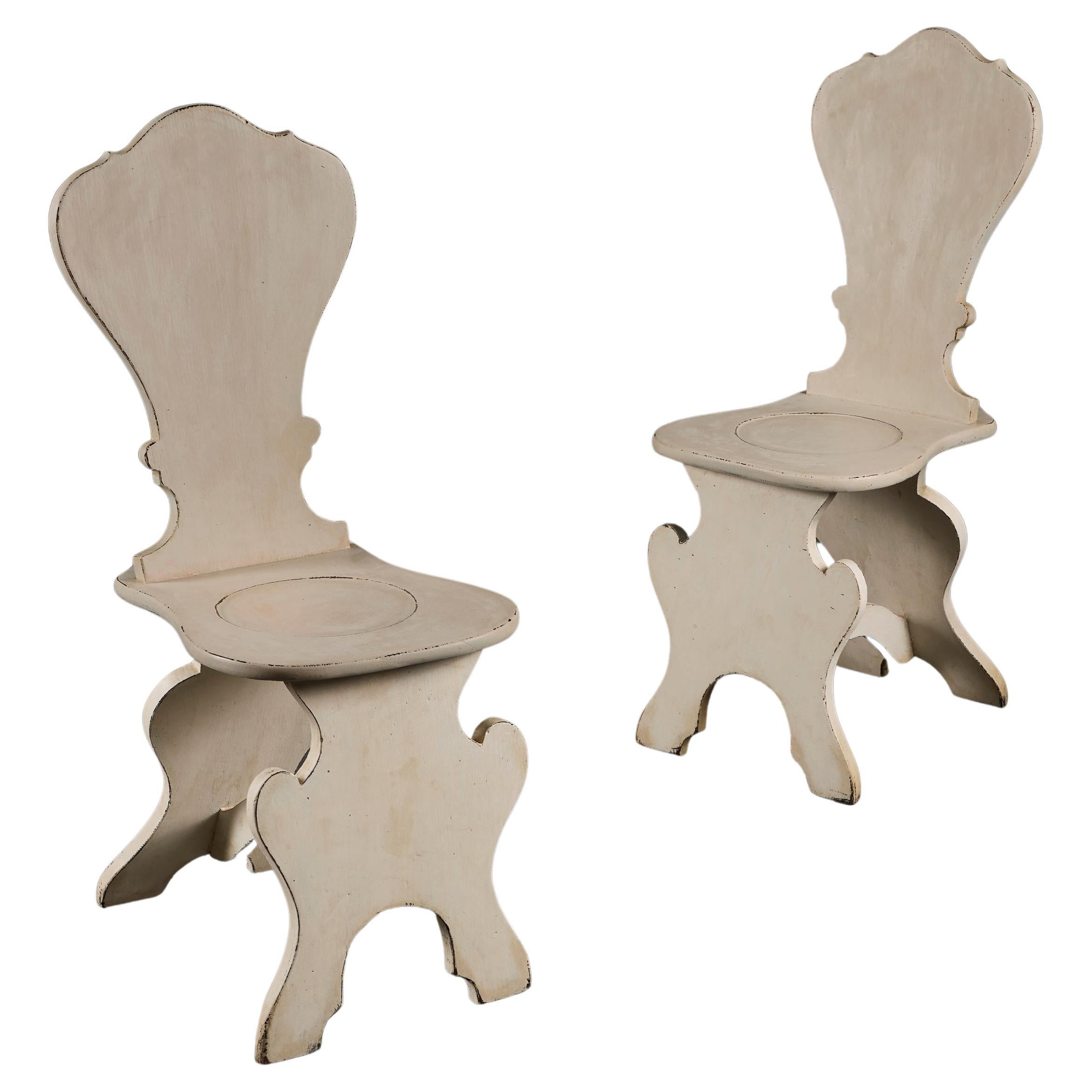 Ein Paar weiß gestrichene Sgabello-Hallenstühle aus dem 19. im Angebot